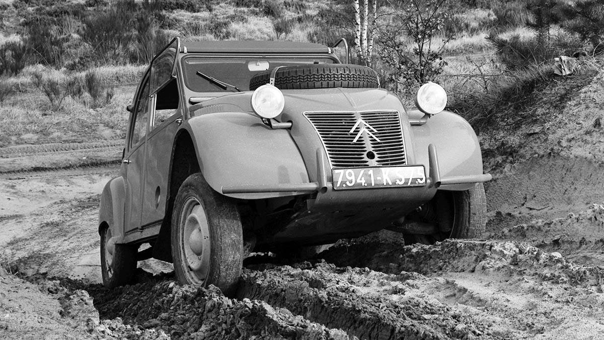 La historia del Citroën 2CV - Versión Sahara con tracción integral... y dos motores La historia del Citroën 2CV - Versión Sahara con tracción integral... y dos motores