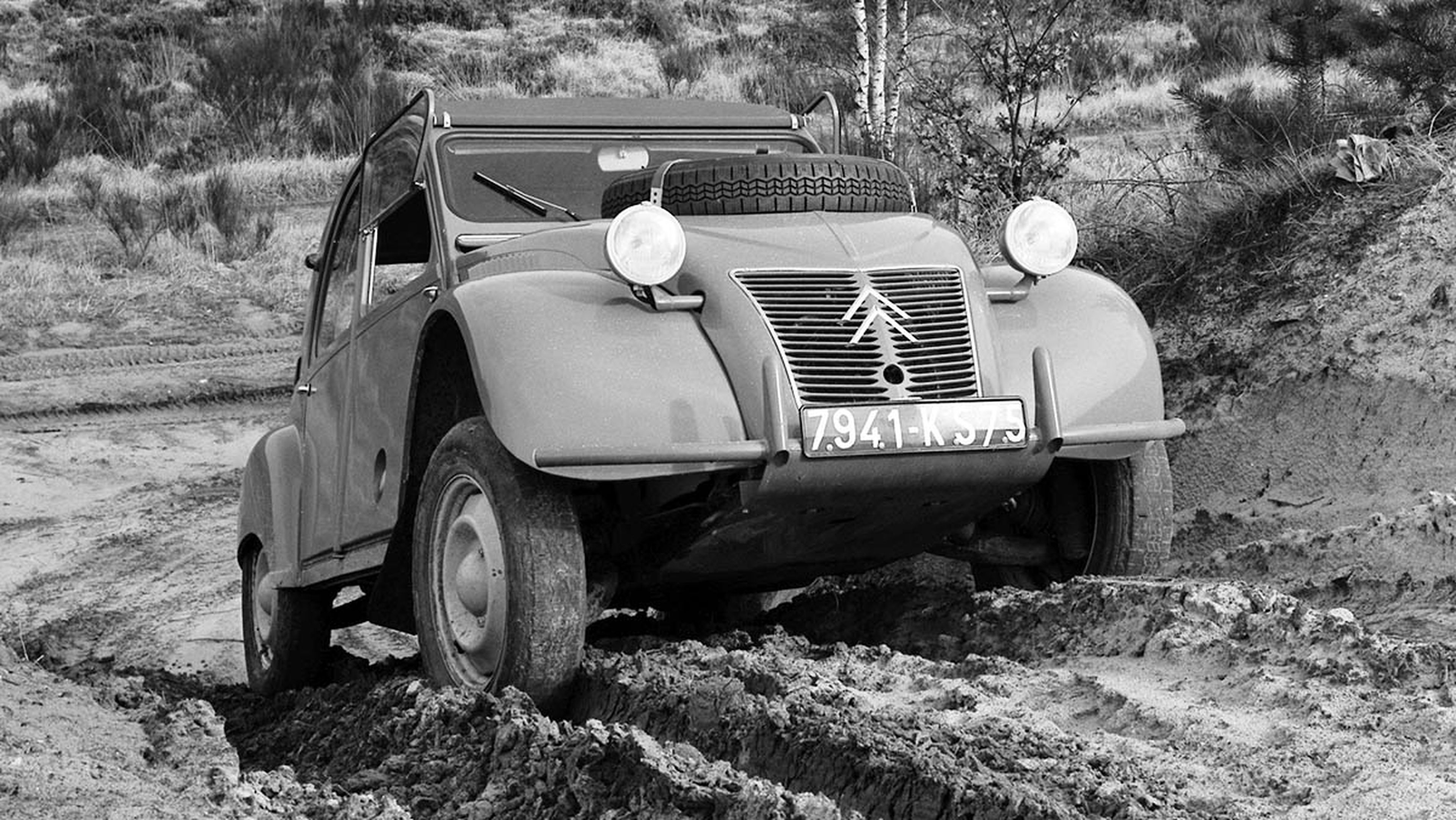 La historia del Citroën 2CV - Versión Sahara con tracción integral... y dos motores