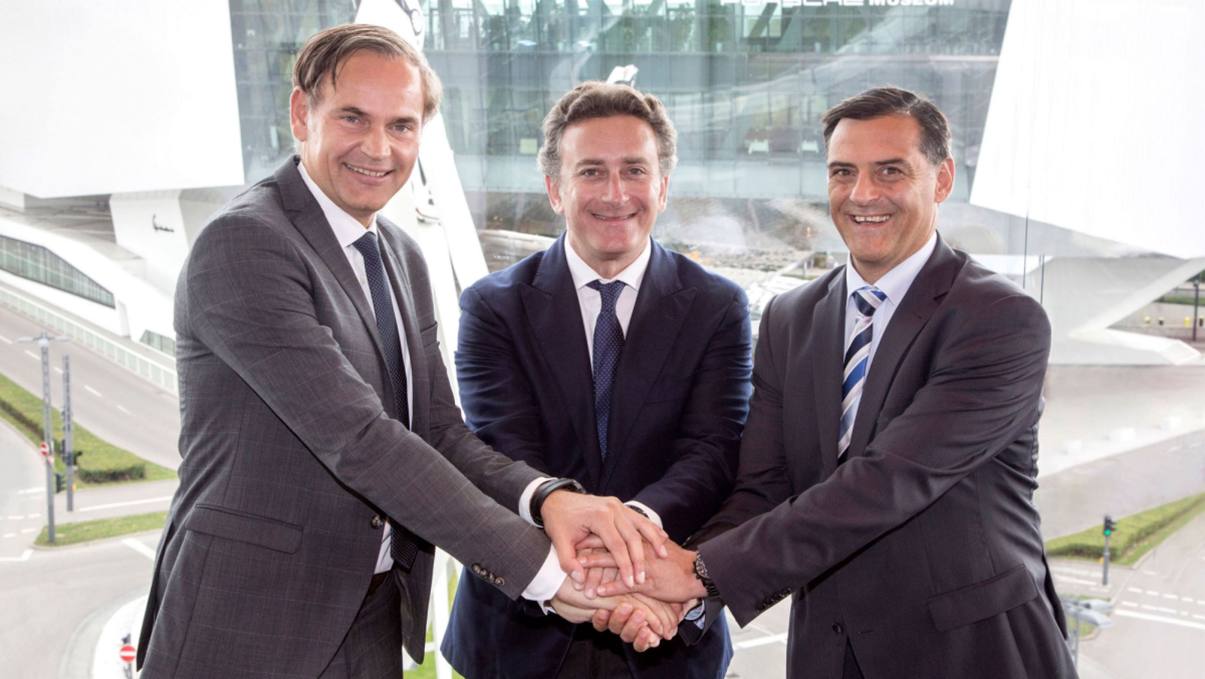De izquierda a derecha, Oliver Blume, CEO de Porsche, Alejandro Agag, CEO de la Fórmula E y Michael Steiner, miembro ejecutivo de I+D de Porsche