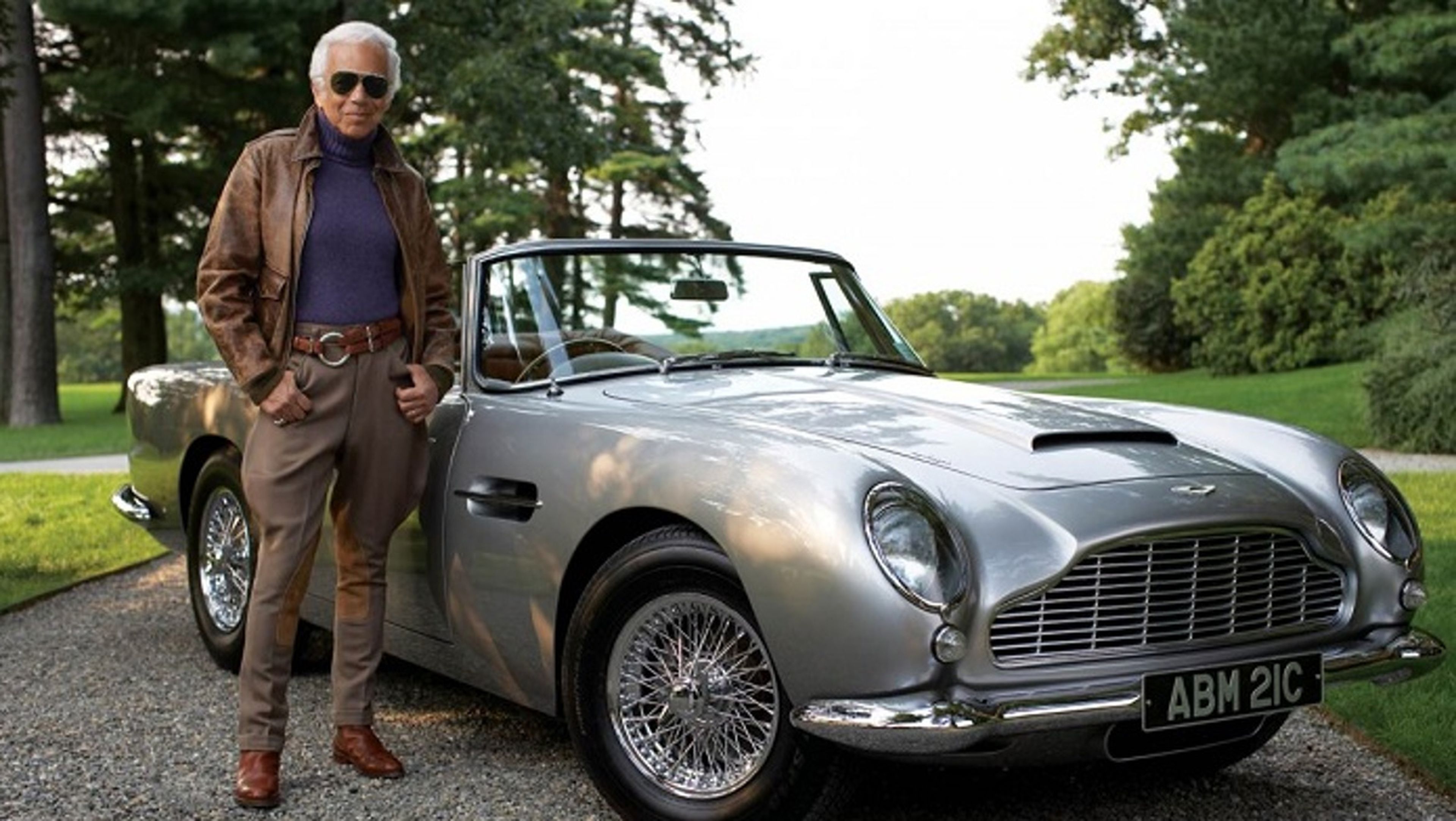 ​Ralph Lauren posa con su precioso Aston Martin ​