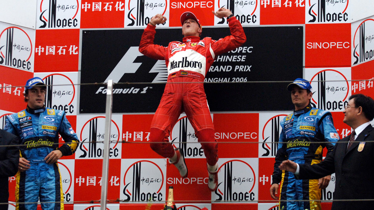 Schumi festejando la victoria con su salto Schumi festejando la victoria con su salto