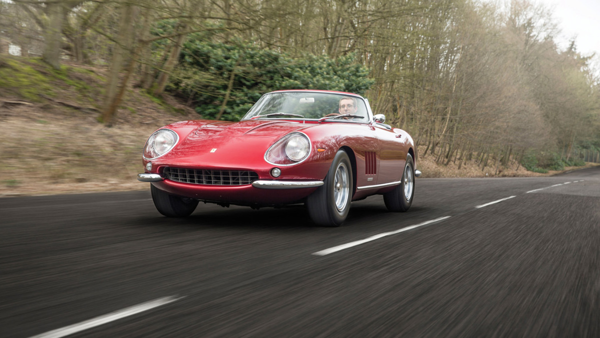 El Ferrari 275 GTB/4 NART Spider 1967 rodando El Ferrari 275 GTB/4 NART Spider 1967 rodando