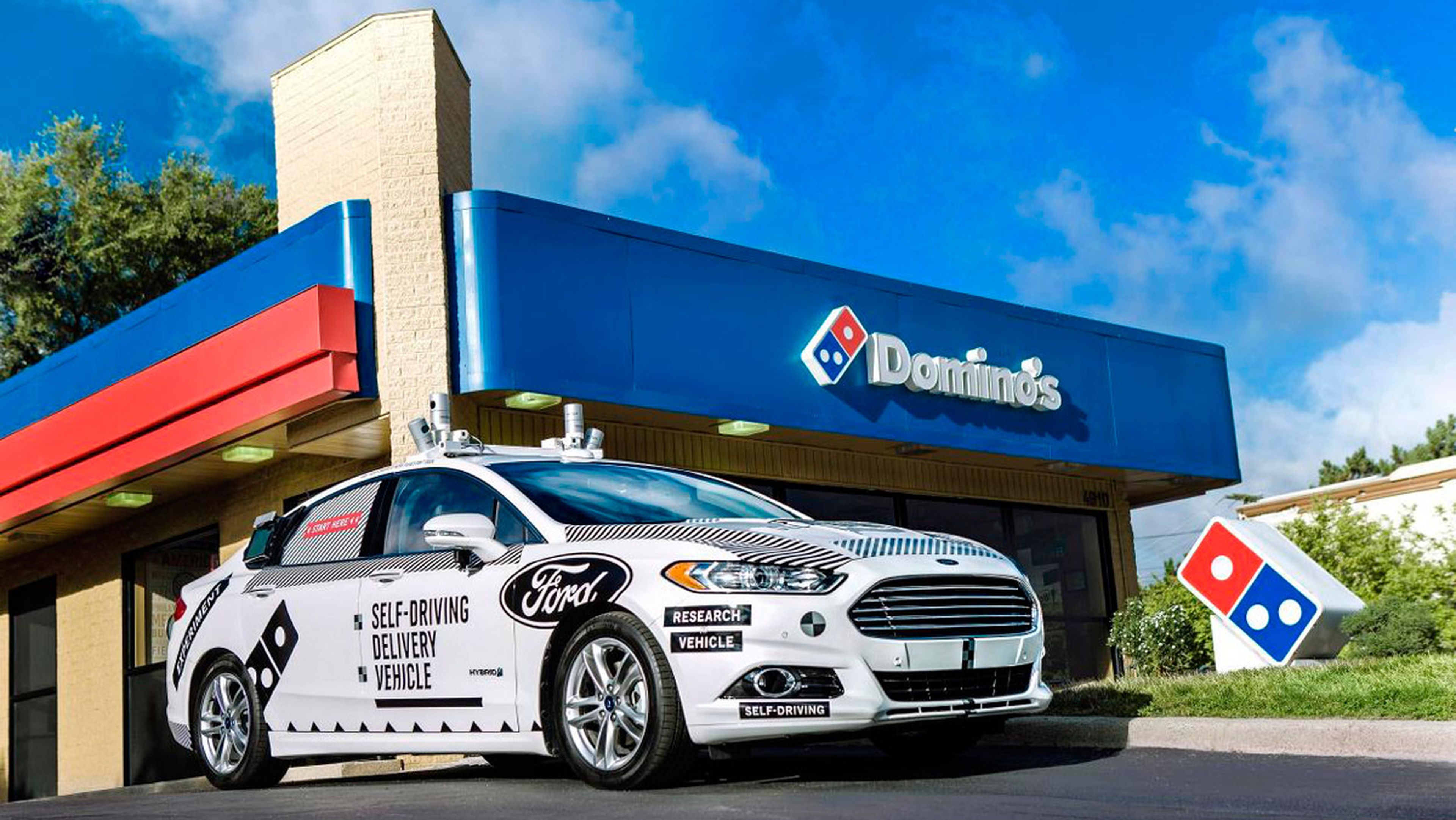 Los coches autónomos de Ford reparten Domino's Pizza (I)