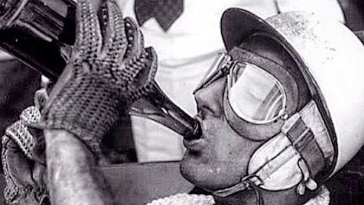 Fangio bebiendo champán Fangio bebiendo champán