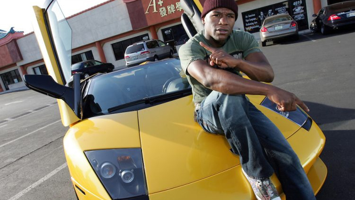 Floyd fandando con su Murciélago Floyd fandando con su Murciélago
