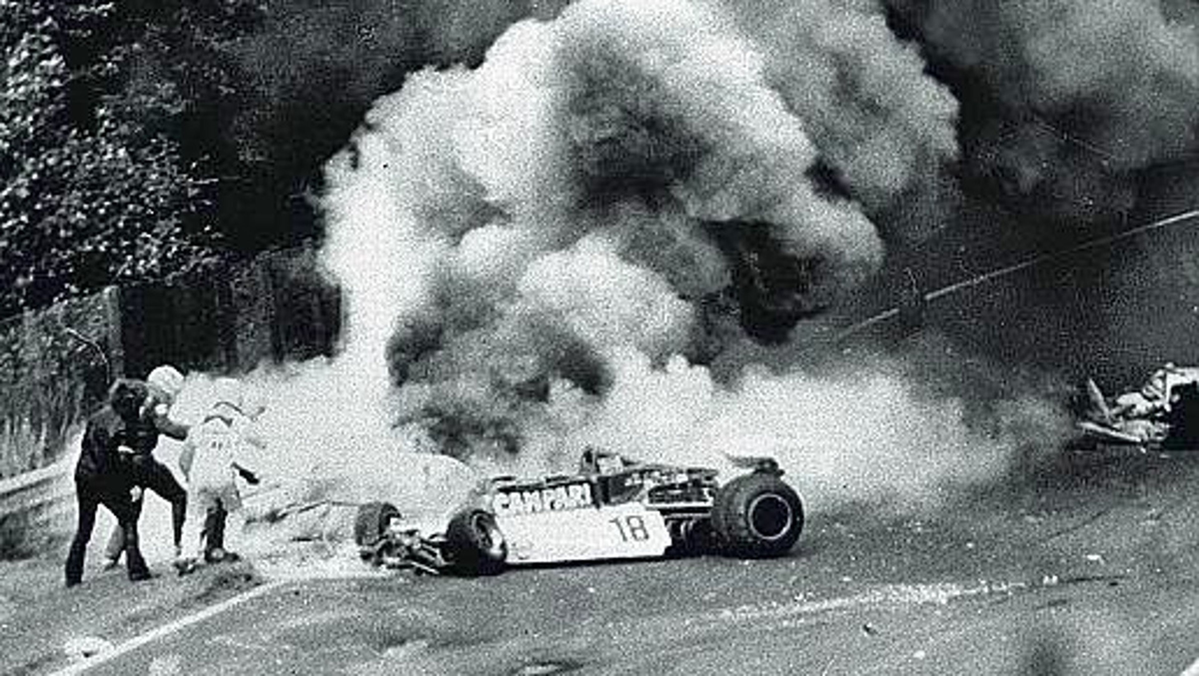 Instantes después del brutal accidente de Lauda en Alemania 1976