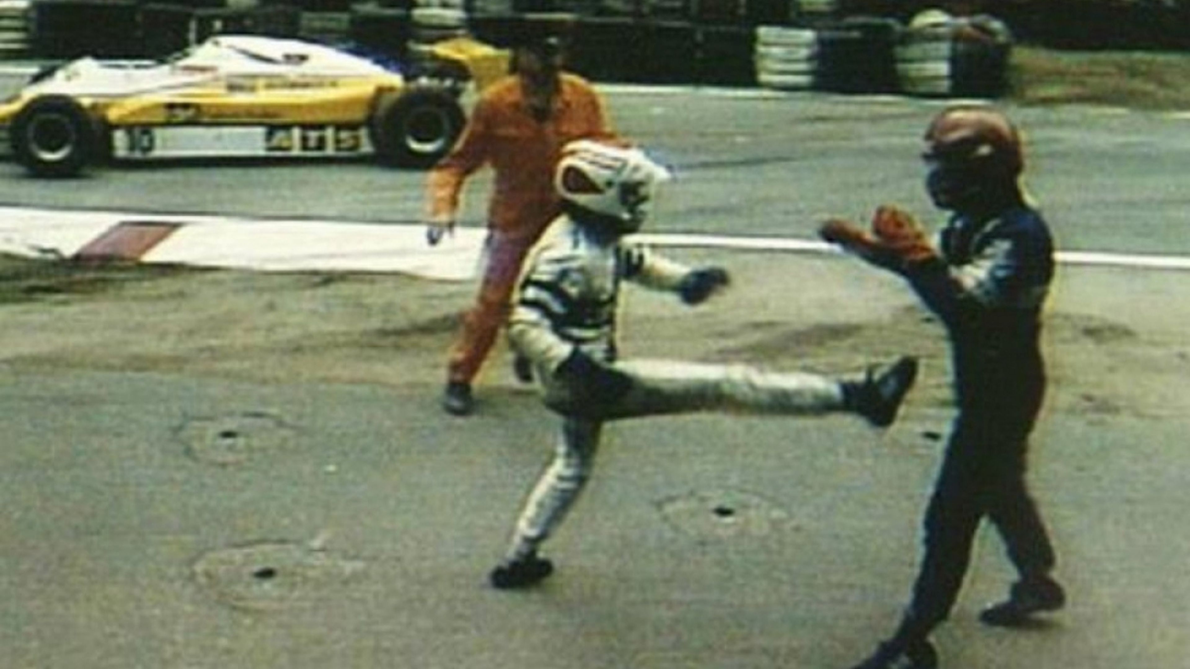Piquet le tira una patada a Salazar