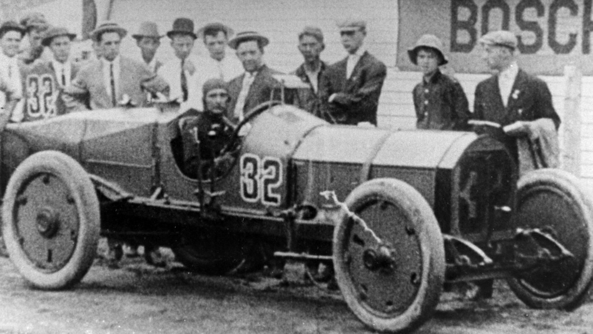Ray Harroun con su Marmon Wasp que montó el primer retrovisor de la Historia Ray Harroun con su Marmon Wasp que montó el primer retrovisor de la Historia
