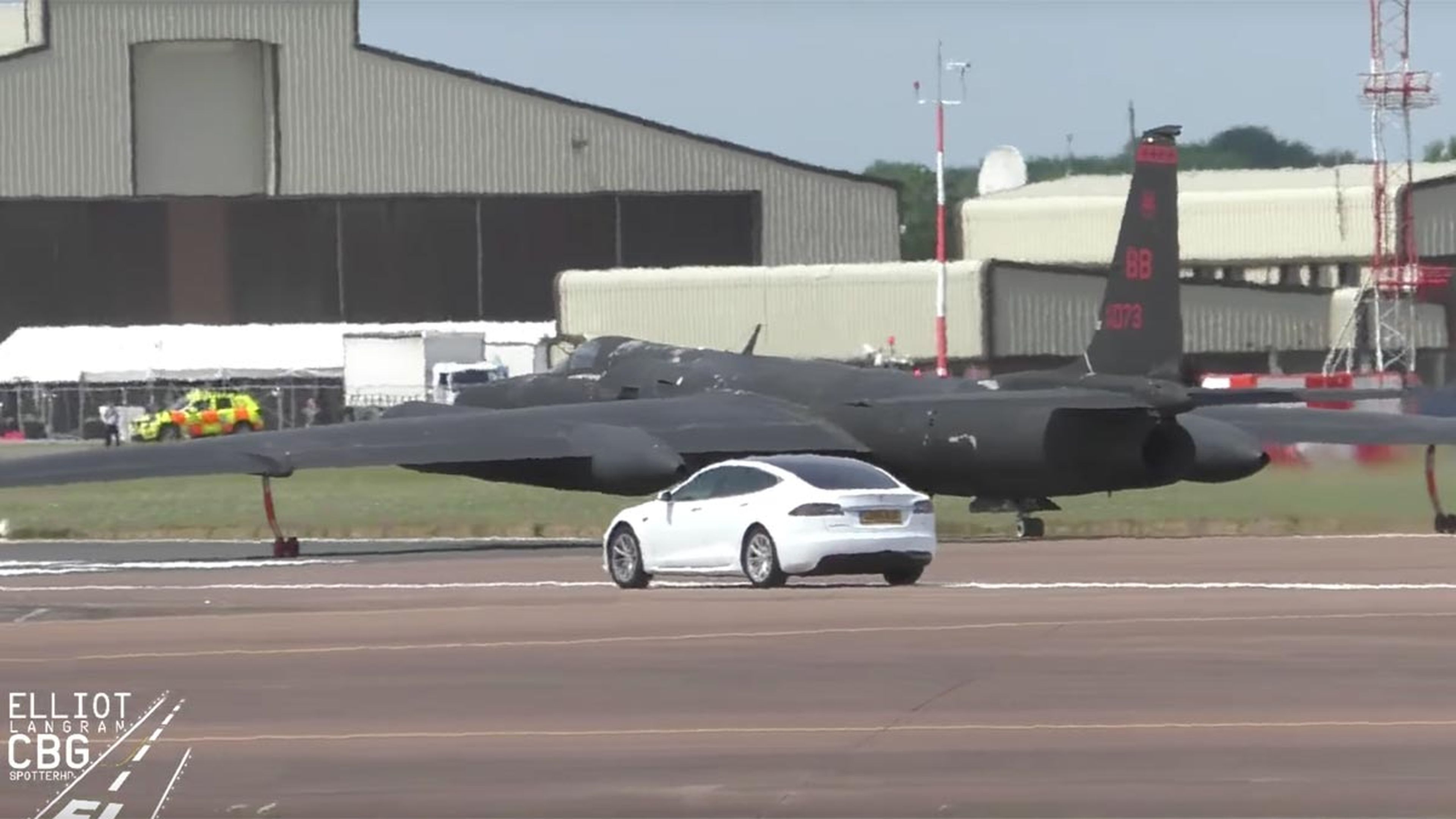 Tesla Model S con el Lockheed U-2