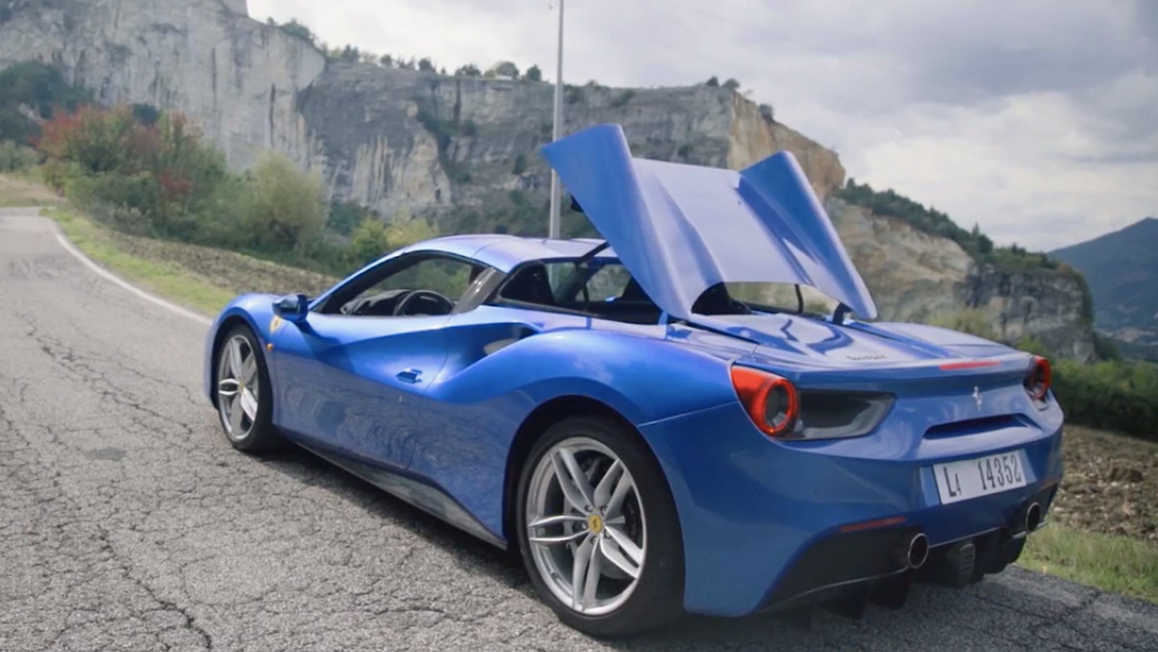 Vídeo: Chris Harris conduce el Ferrari 488 Spider