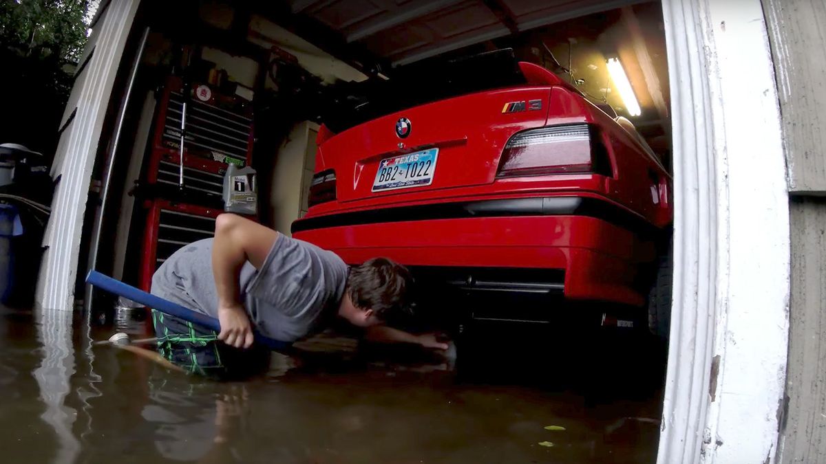 Vídeo: así salvó este tipo sus BMW del huracán Harvey