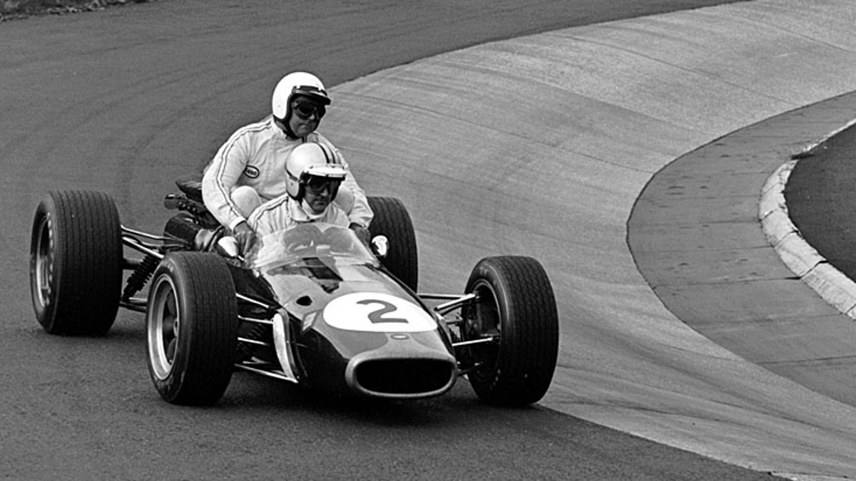 Denny Hulme transporta a Jack Brabham en su BT24 en el GP Alemania 1967 Denny Hulme transporta a Jack Brabham en su BT24 en el GP Alemania 1967