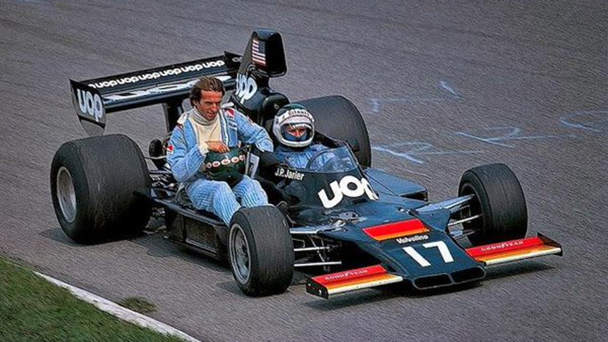 Jean-Pierre Jarier, Shadow-Matra, giving Jacques Laffite of Williams-Ford a lift, Monza 1975 Jean-Pierre Jarier, Shadow-Matra, giving Jacques Laffite of Williams-Ford a lift, Monza 1975