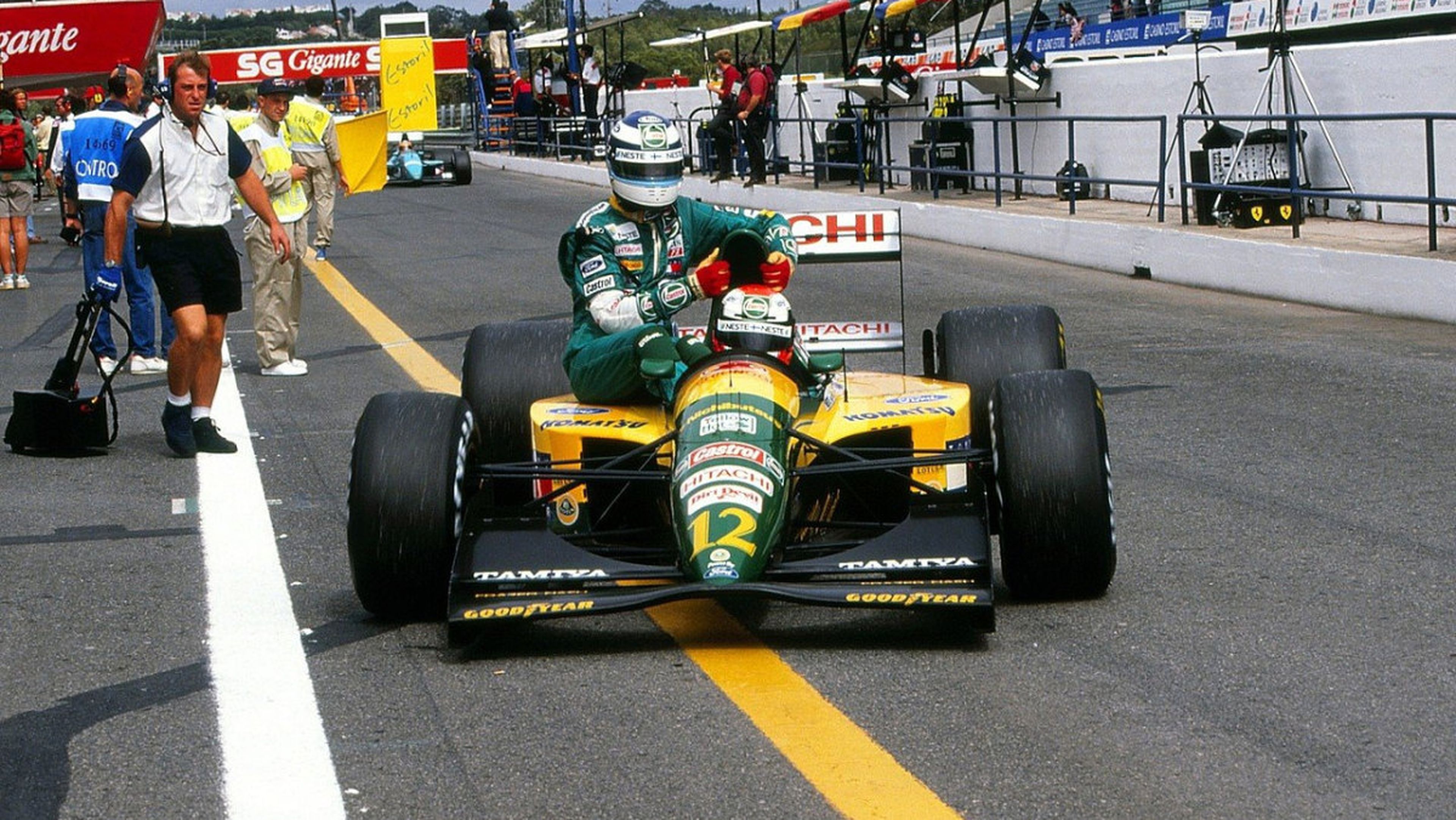 Johnny Herbert (Lotus-Ford 107) con su compi Mika Hakkinen en Estorial (Portugal) 1992