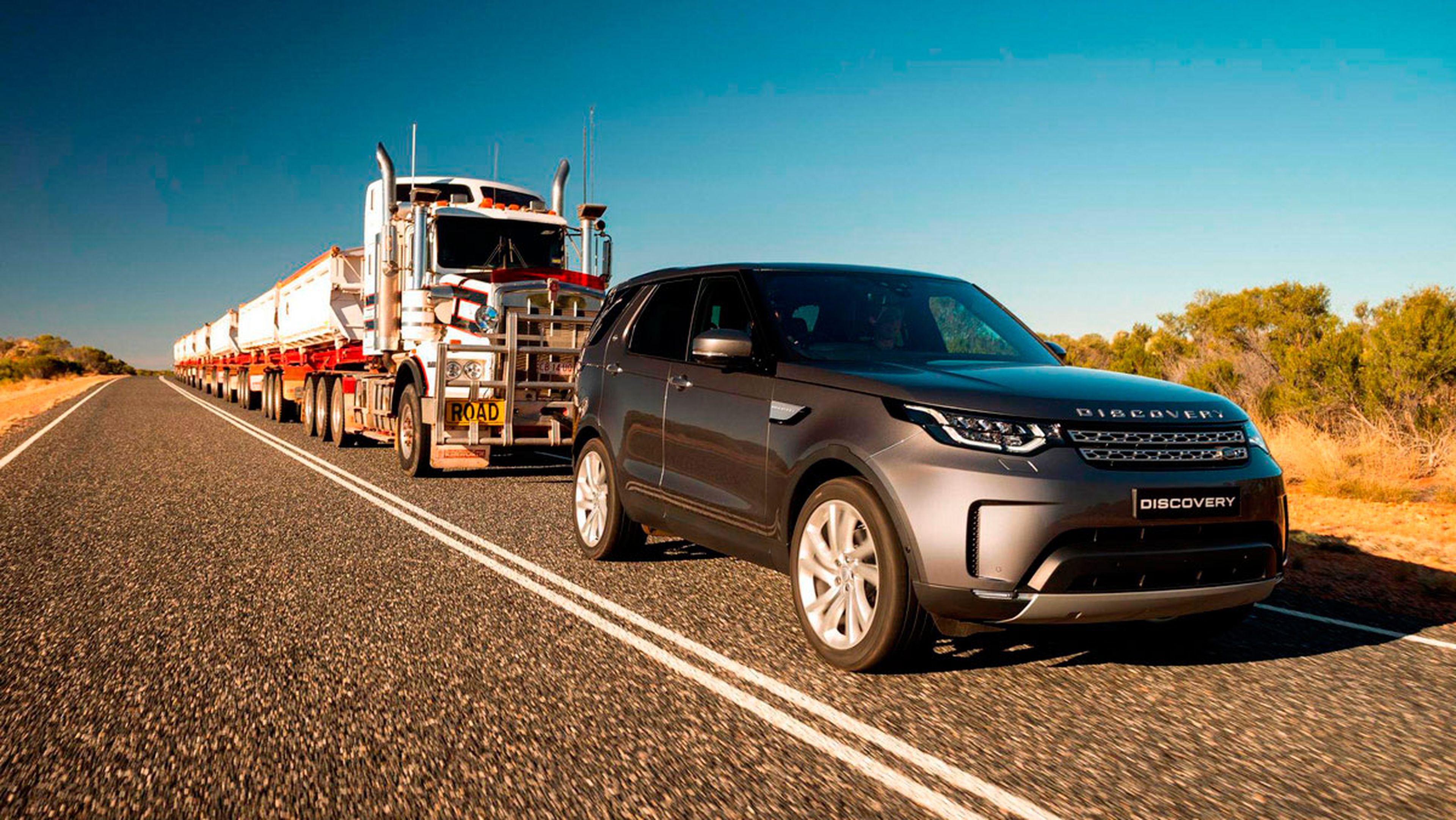 Land Rover Discovery tirando de un convoy de carretera (I)