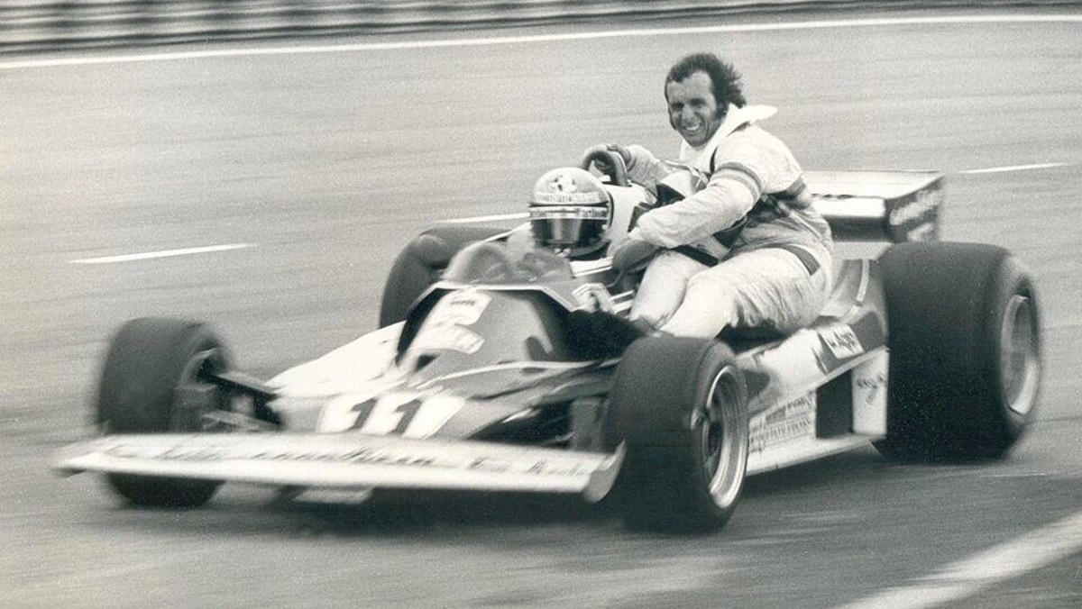 Lauda llevando a Fittipaldi en 1977 Lauda llevando a Fittipaldi en 1977