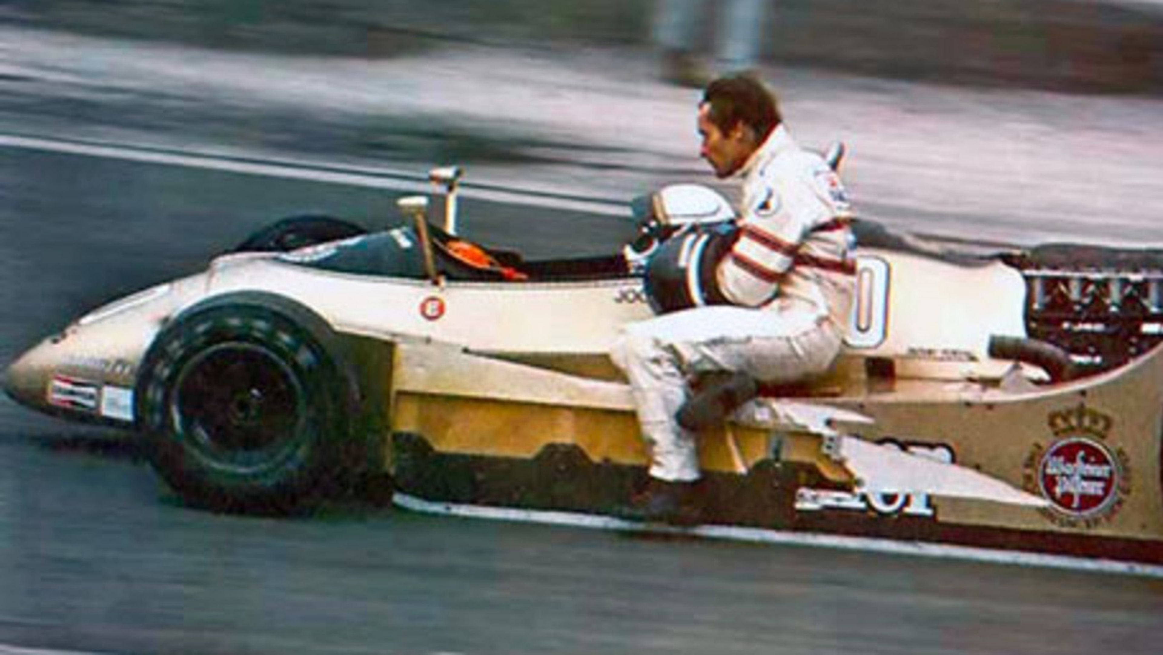 Patrese con su Arrows lleva a boxes a Ickx en el el GP Francia 1979 en Dijon-Prénois