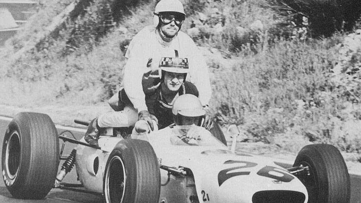 Richie Ginther y sus pasajeros, Innes Ireland y Jo Bonnier en el GP Francia 1965 Richie Ginther y sus pasajeros, Innes Ireland y Jo Bonnier en el GP Francia 1965