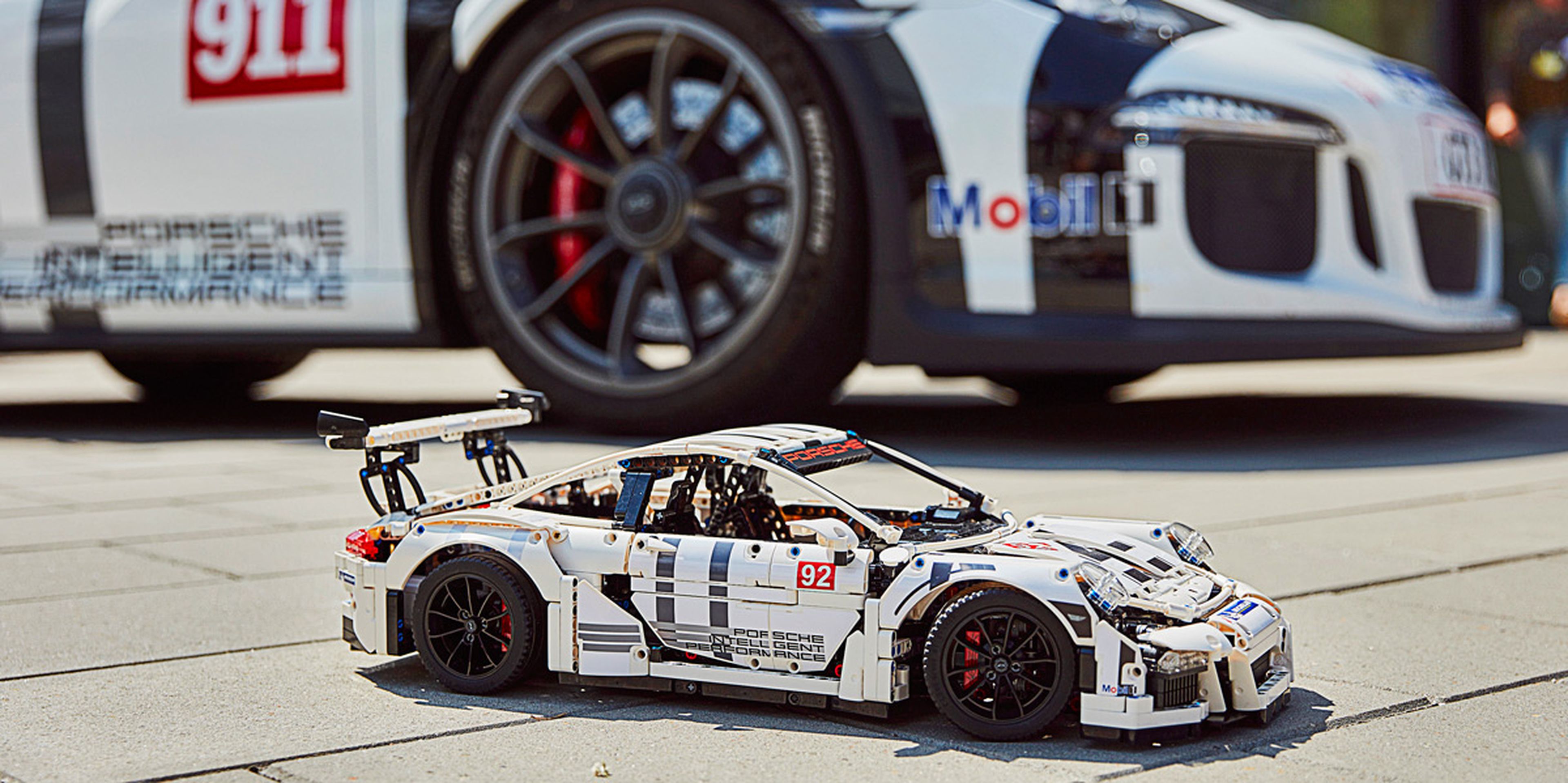 Porsche 911 GT3 RS Lego (con modelo real)