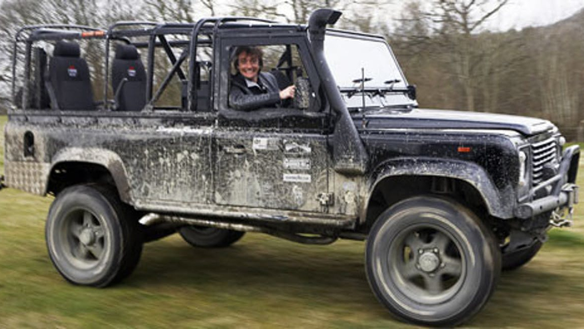 Richard Hammond a lomos de su LAND ROVER DEFENDER 110 de 1987 Richard Hammond a lomos de su LAND ROVER DEFENDER 110 de 1987