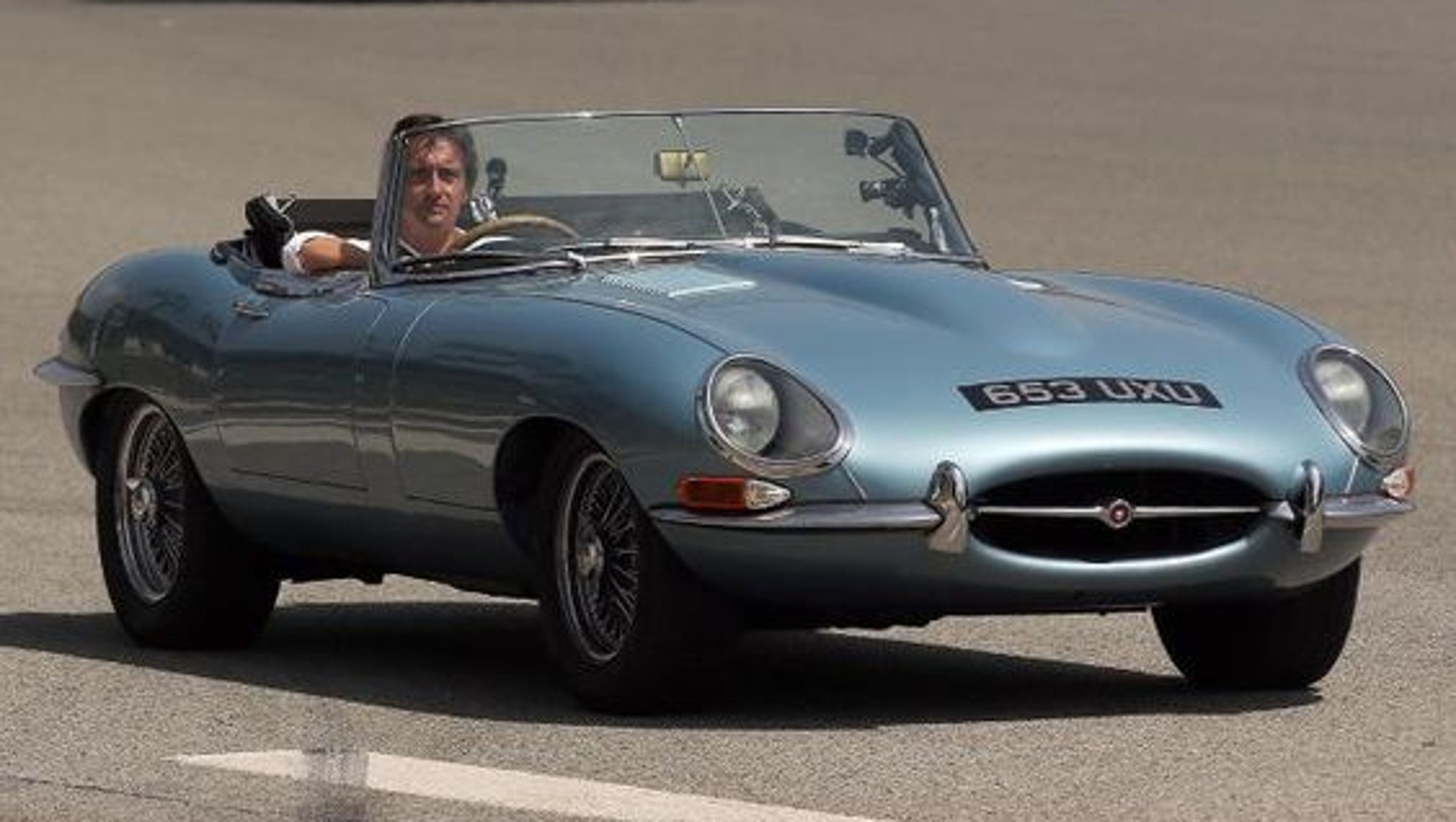 Richard Hammond paladea este precioso Jaguar E-TYPE del 69