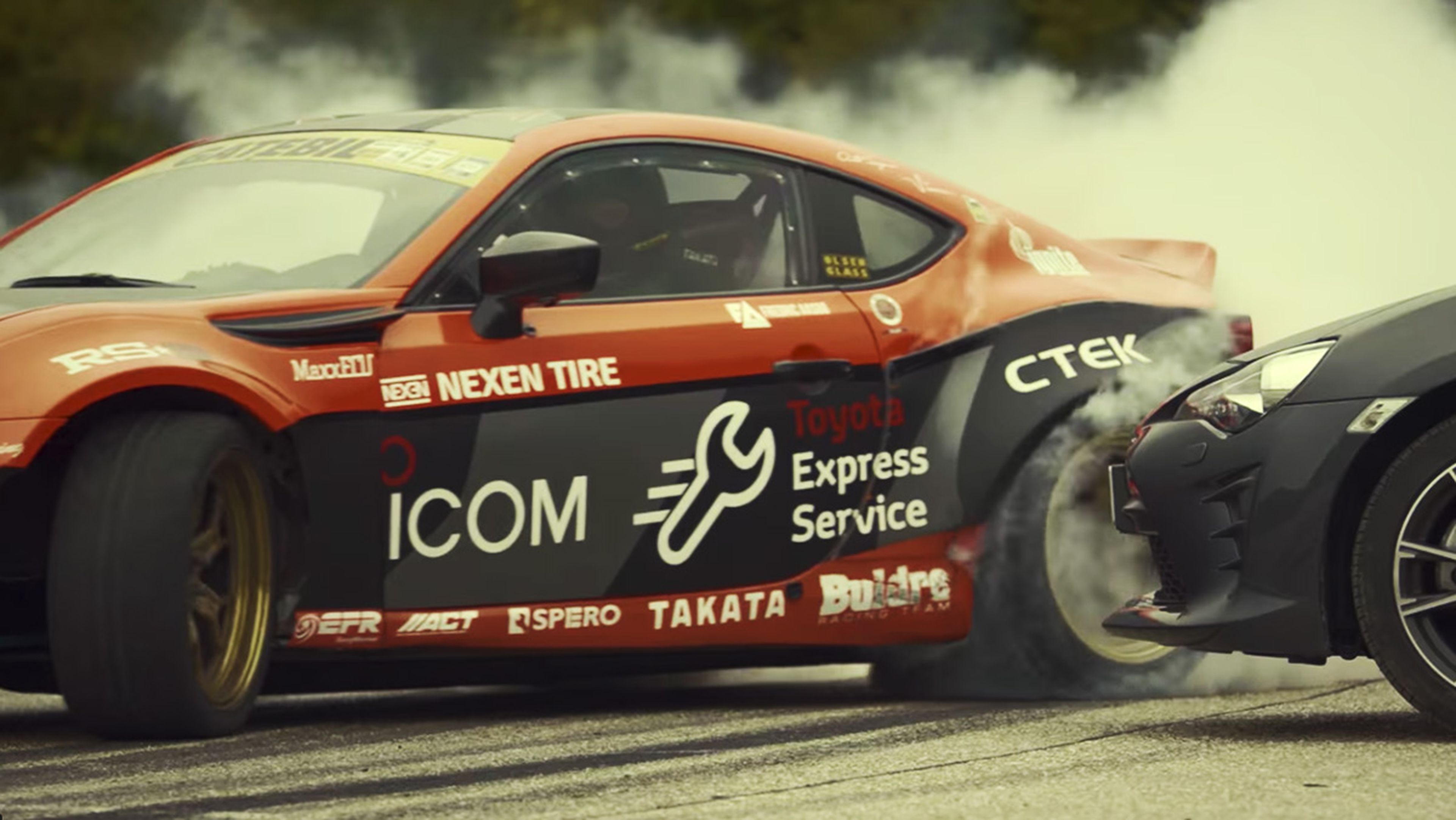 Un Toyota GT86 dibujando su logo... ¡haciendo drifting!