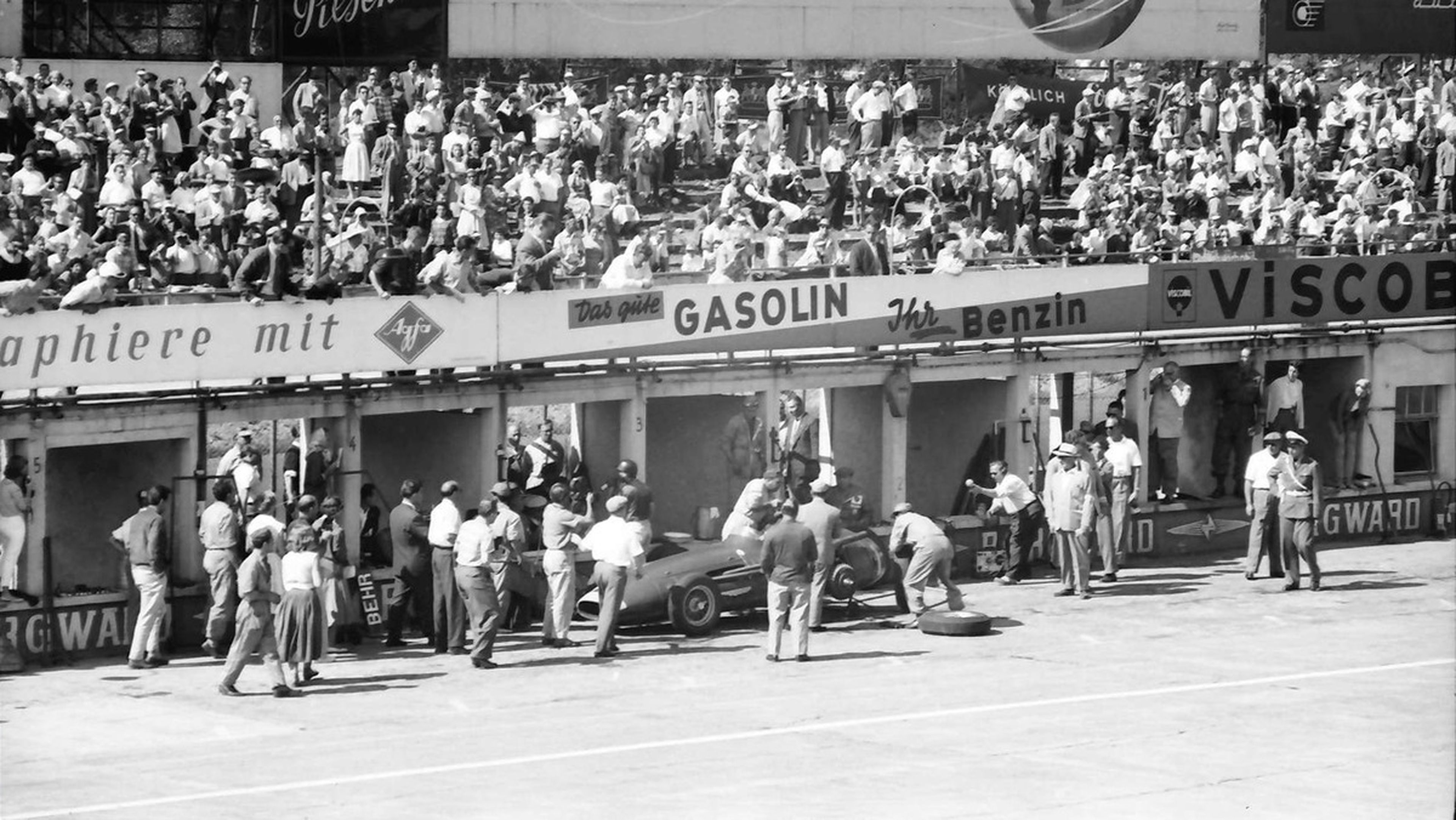 Fangio_pit_stop_Nurburgring_1957