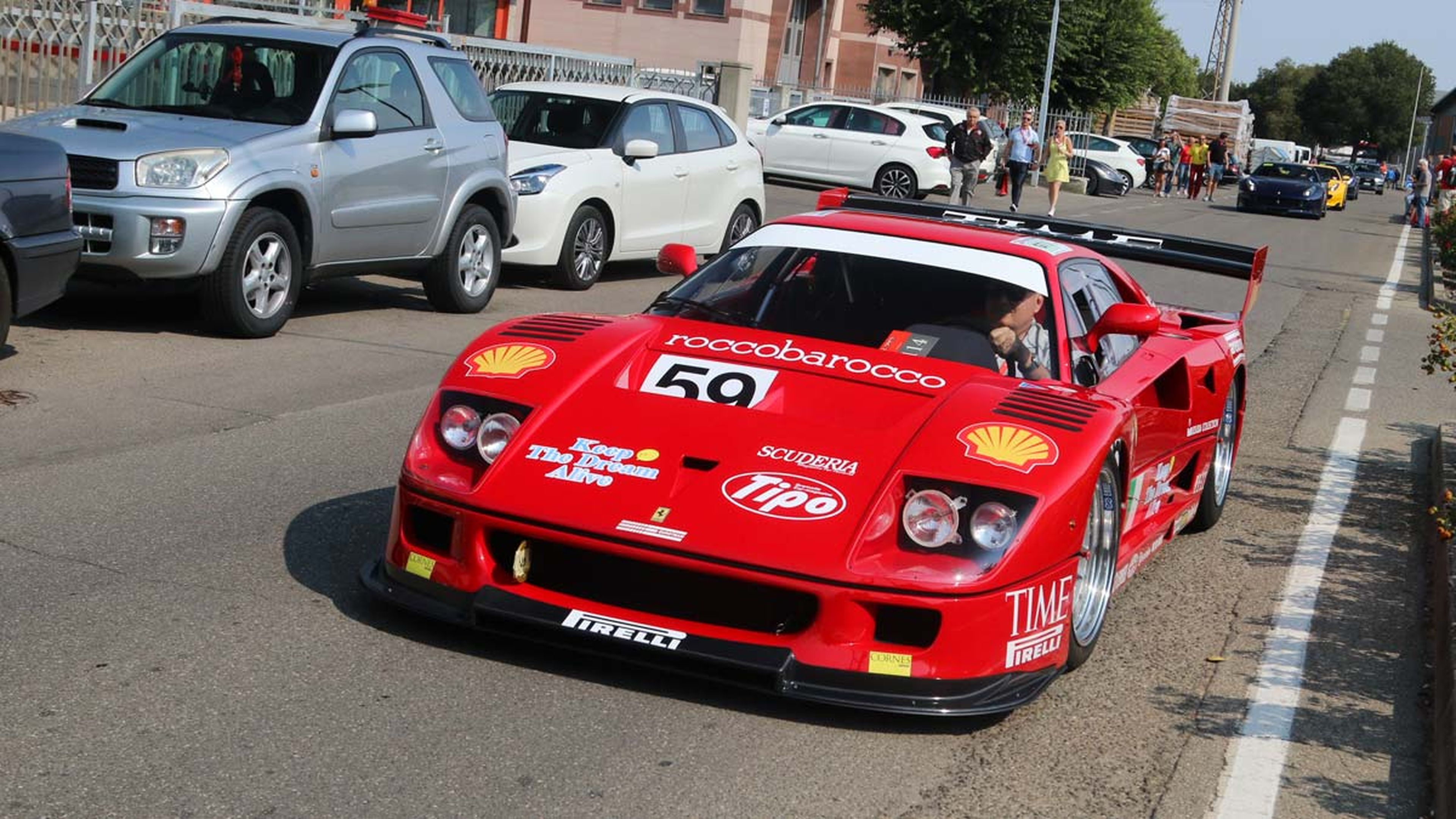 Ferrari F40 LM en la calle