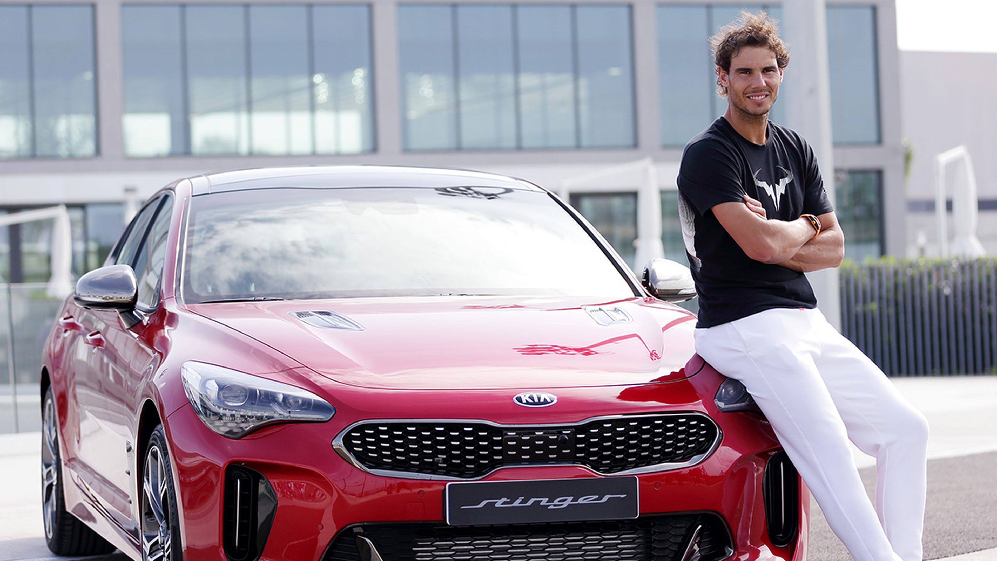 Y el nuevo coche de Rafa Nadal es... ¡un Kia Stinger!