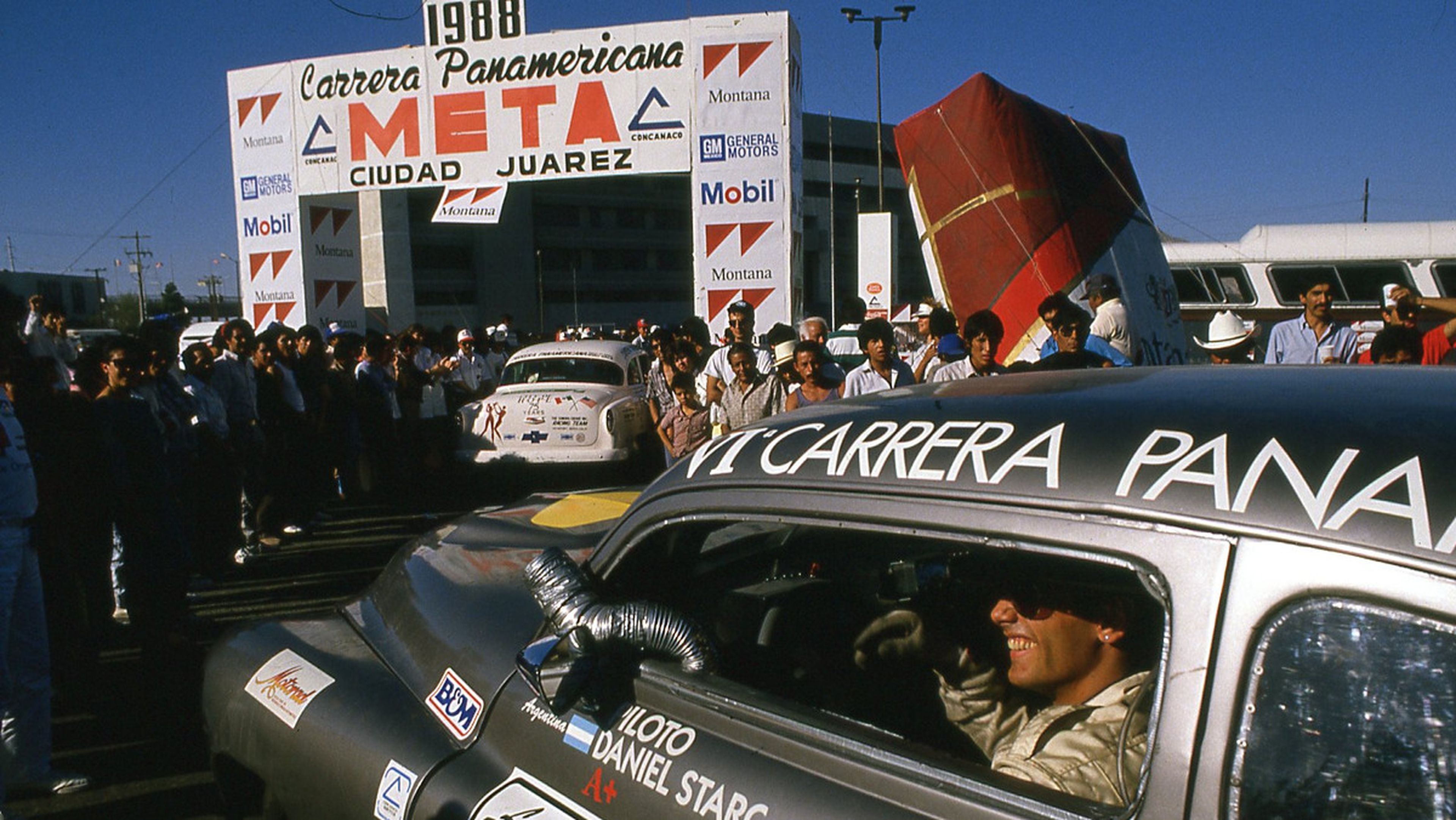 Piloto en la salida de la Carrera Panamericana 1988