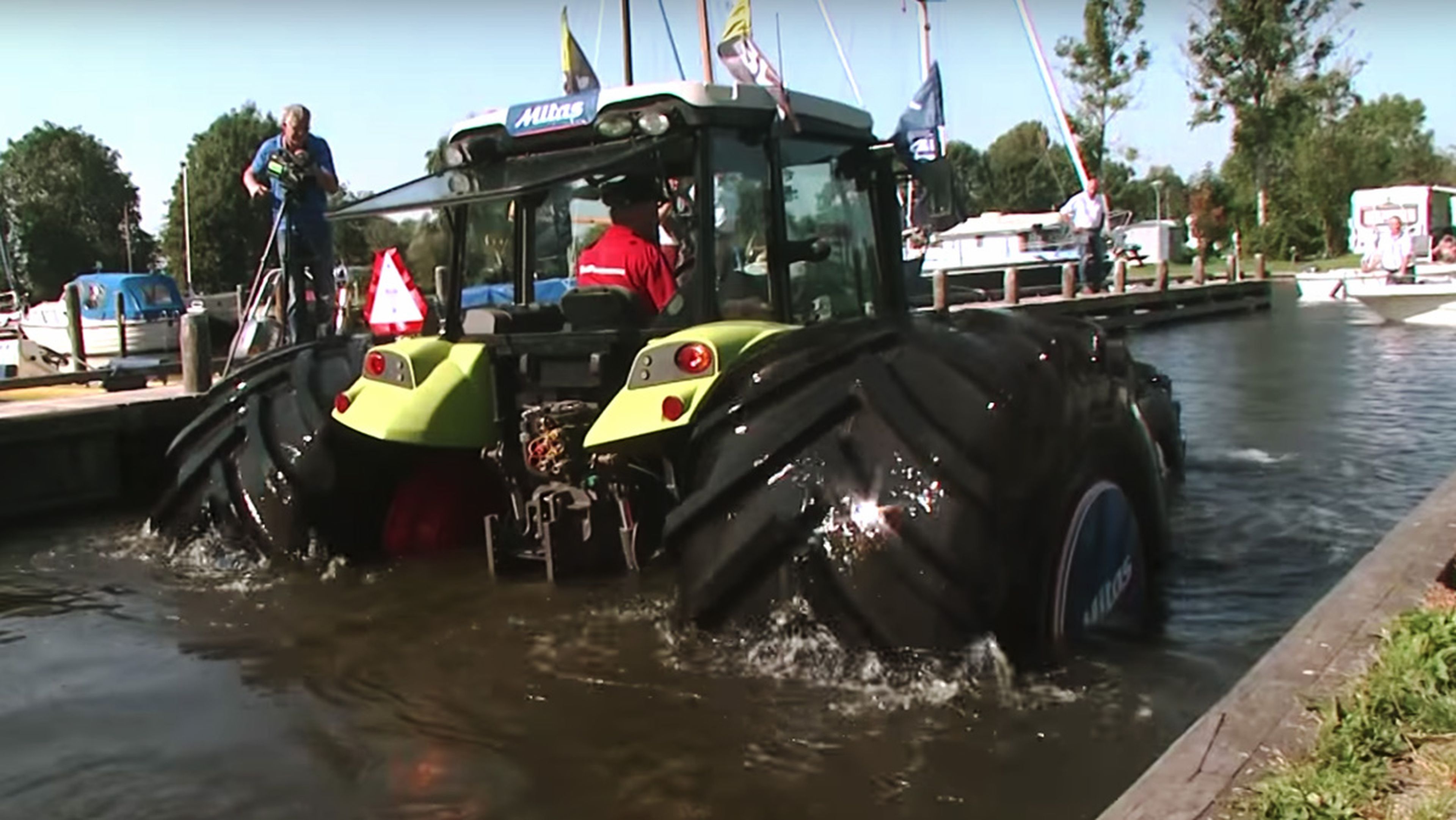 Un tractor que flota en el agua. En serio