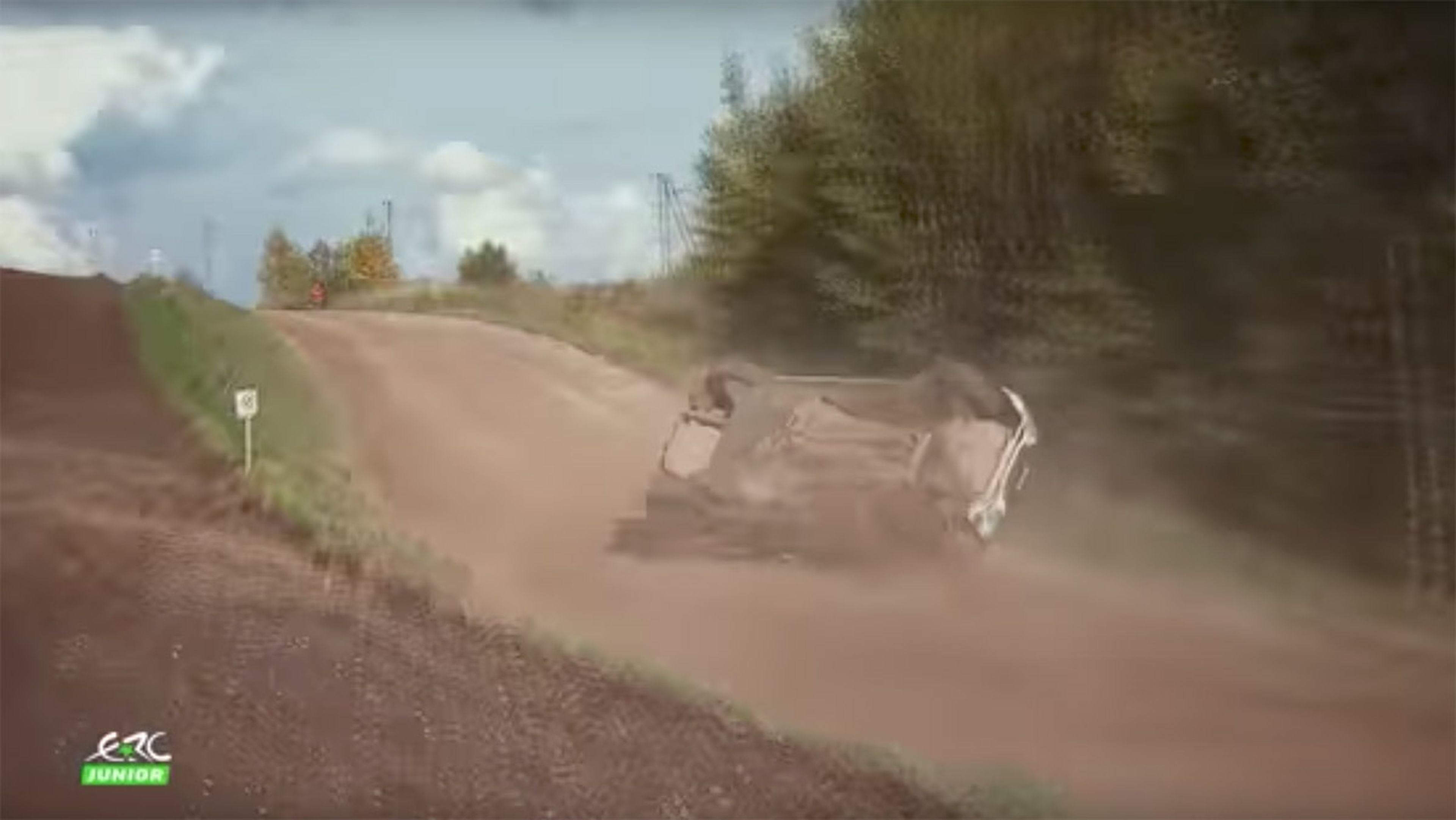 Vídeo: vuelca un coche de rallys
