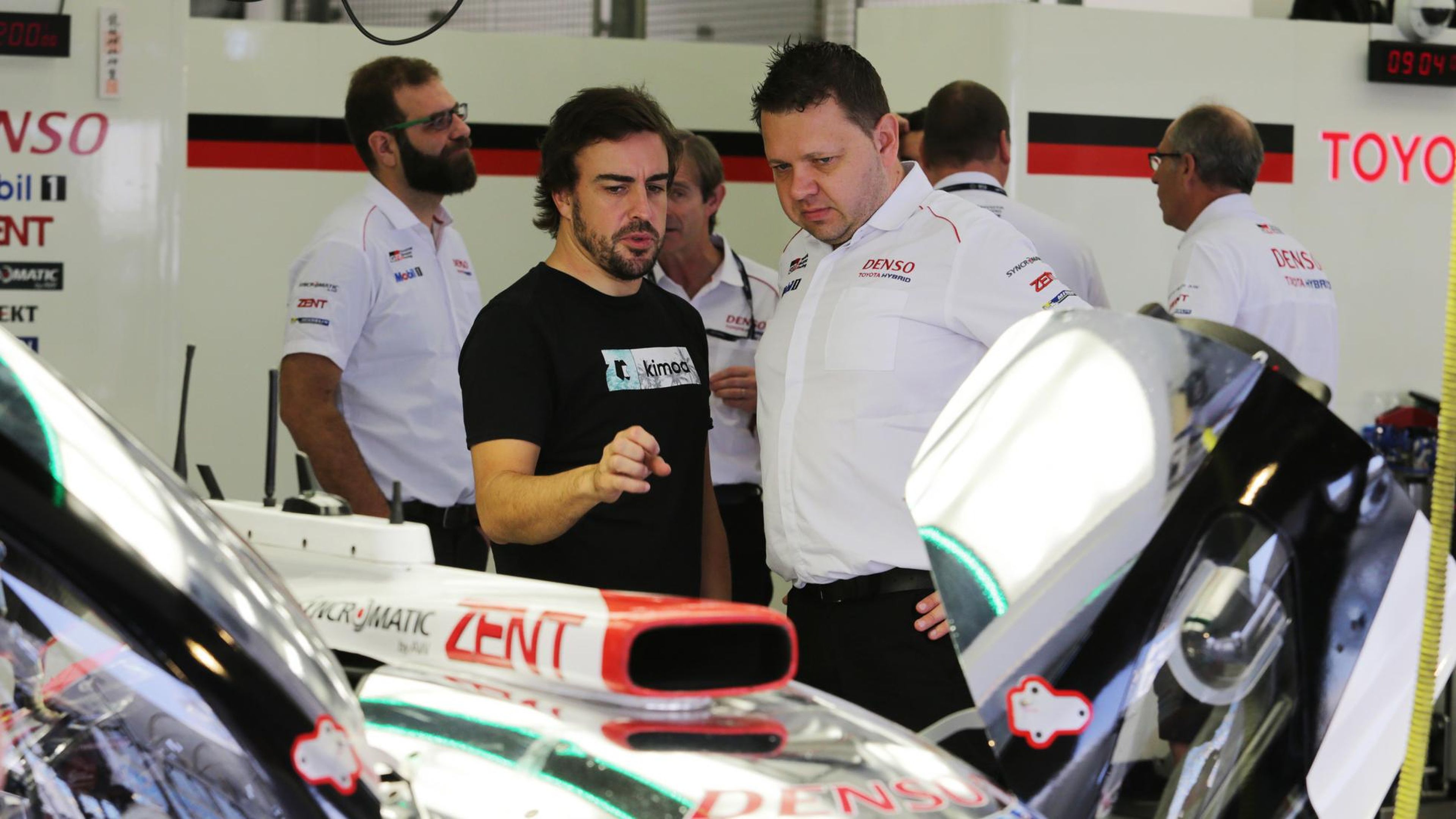 Alonso en el box de Toyota en Baréin