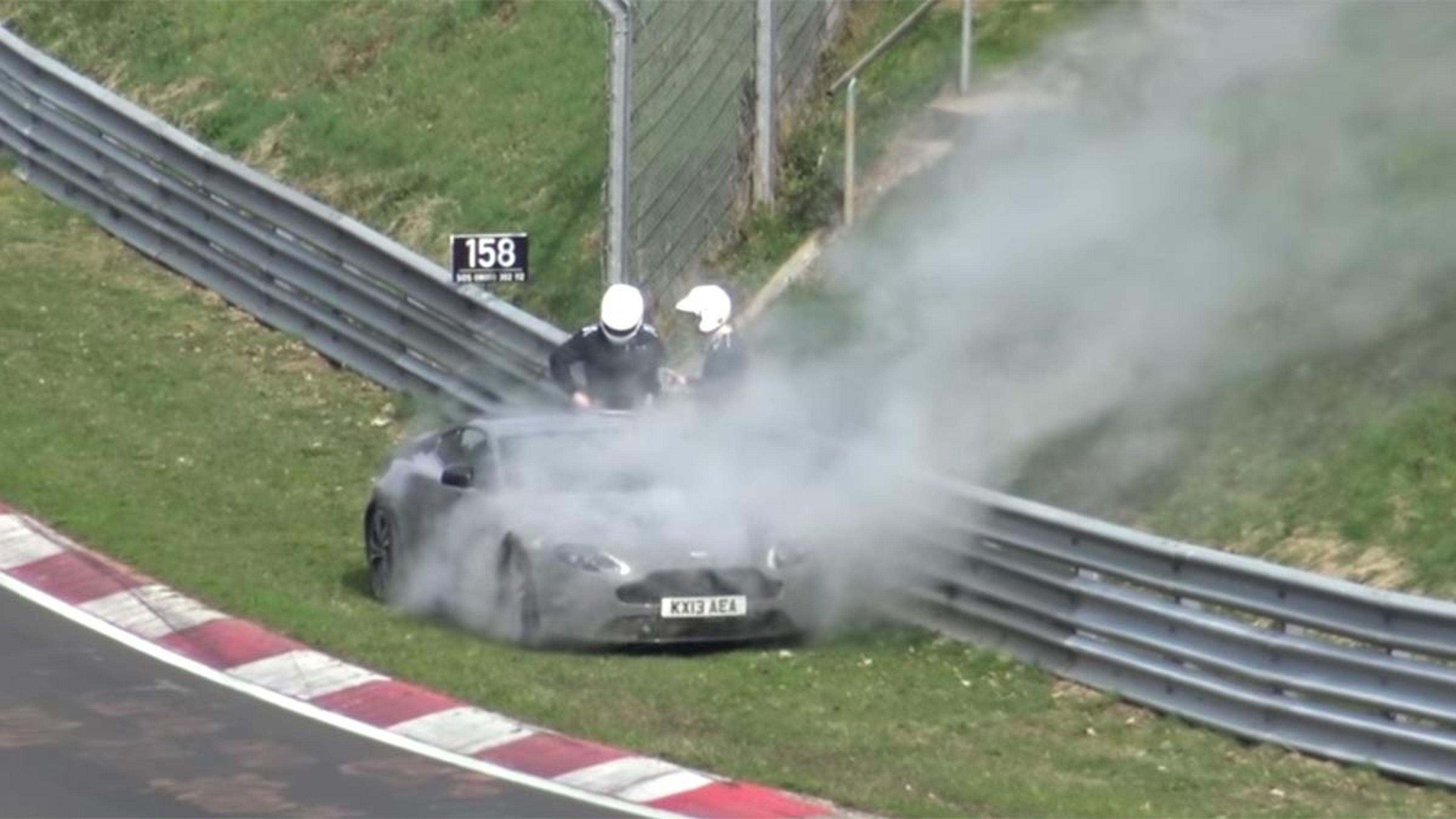 Aston Martin V12 Vantage humo Nürburgring avería