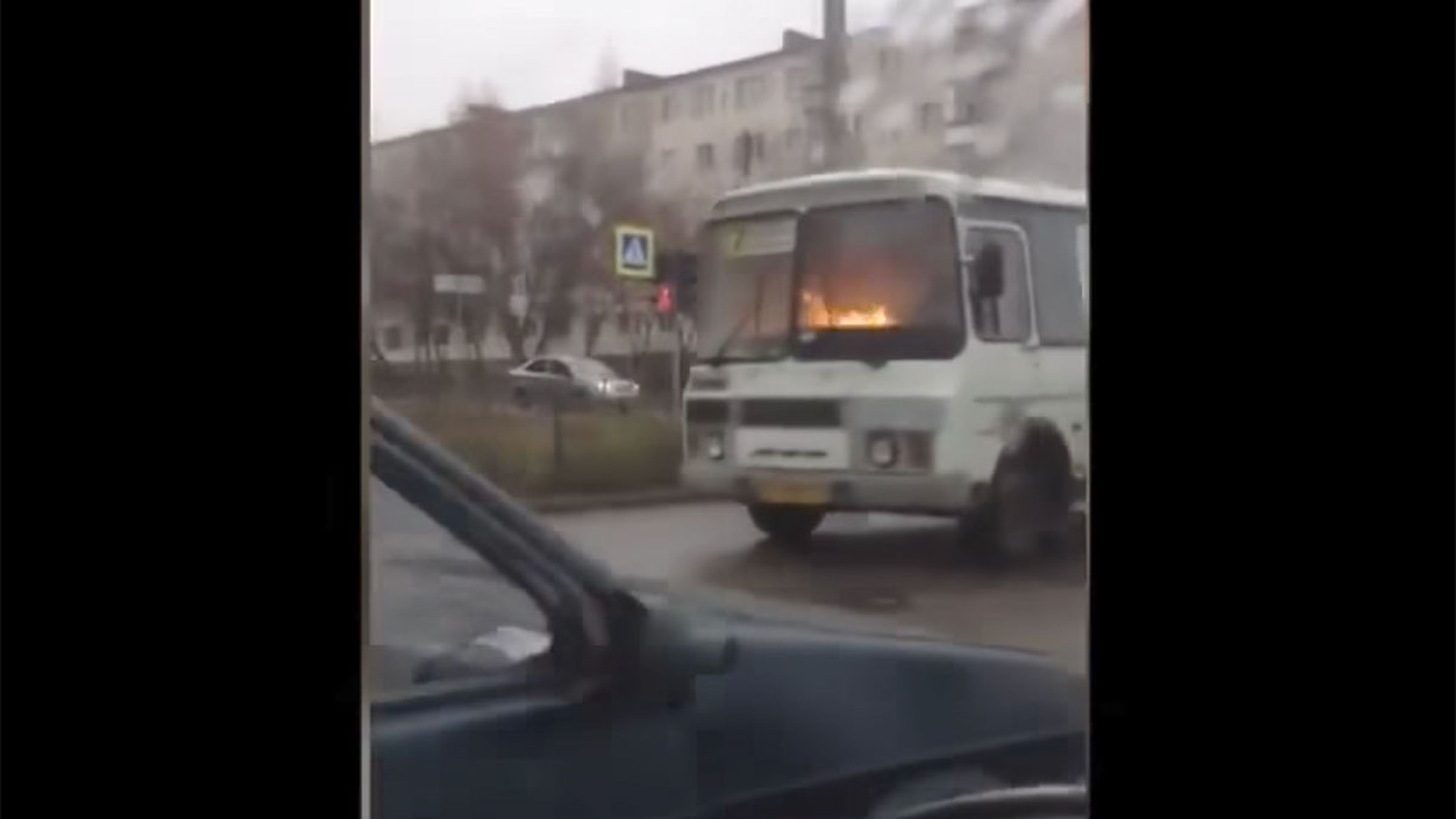 Fuego en un autobús en marcha en Rusia