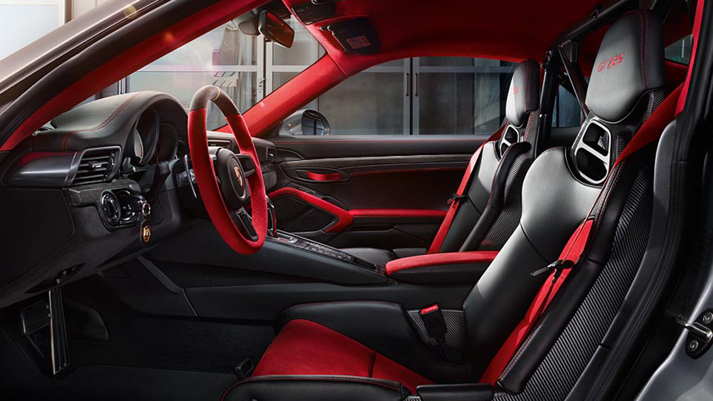 Guarnecidos aligerados en el Porsche 911 GT2 RS Son 200 gramos muy valiosos