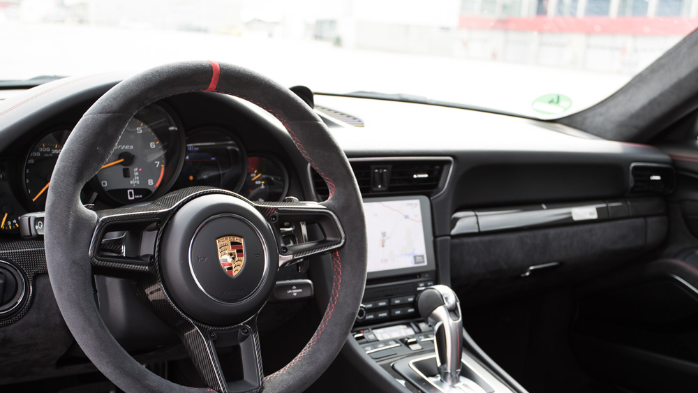 Levas de carbono en el Porsche 911 GT2 RS Parece que no, pero pesan 200 gramos menos