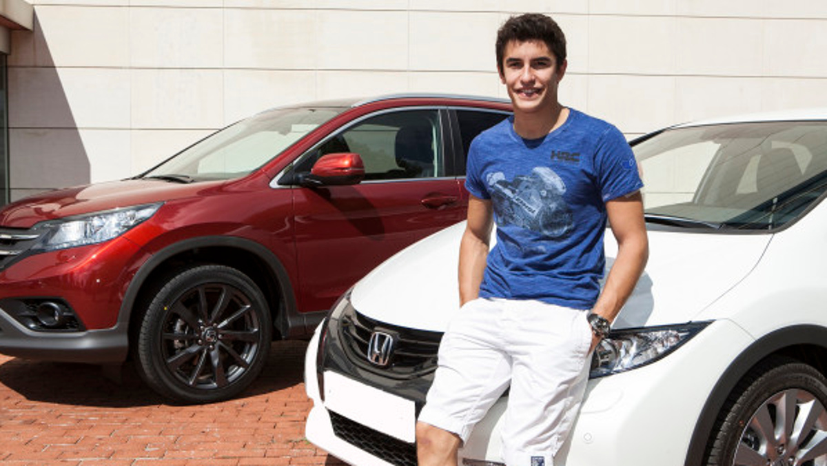Márquez recibe una flota de 'Honda Dreams' Márquez recibe una flota de 'Honda Dreams'