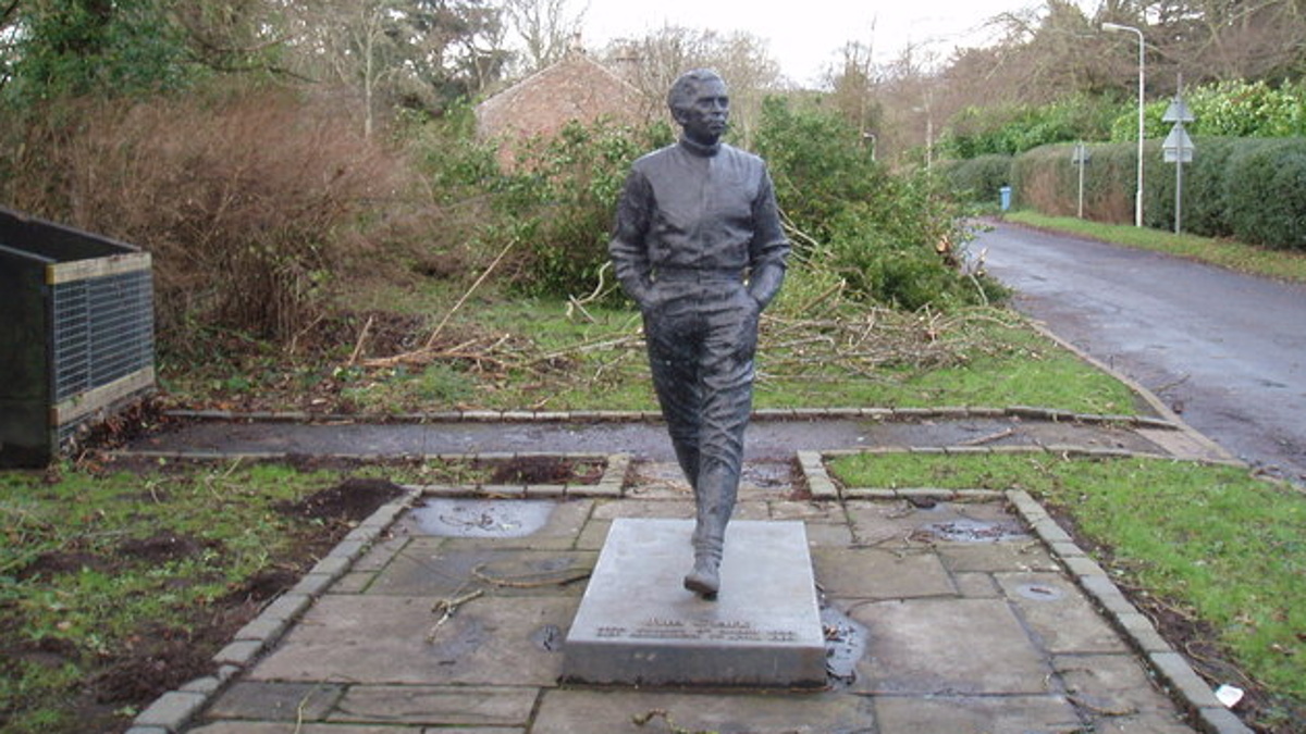 Statue of Jim Clark at Kilmany de Douglas Nelson vía wikipedia Statue of Jim Clark at Kilmany de Douglas Nelson vía wikipedia