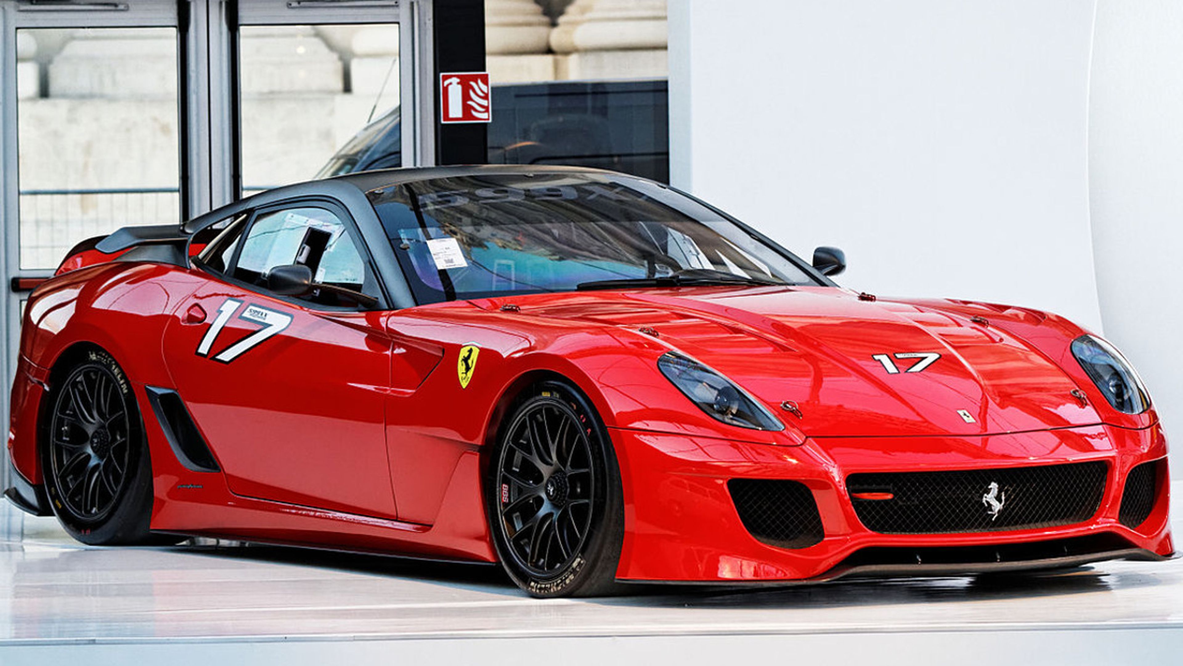 Mira los dos logos de los Ferrari