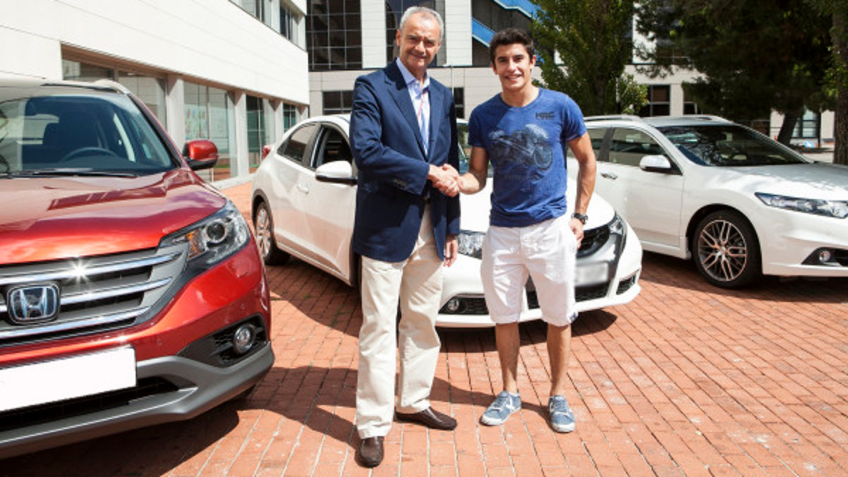 Momento en el que Márzuqe recibe sus 4 Honda Momento en el que Márzuqe recibe sus 4 Honda