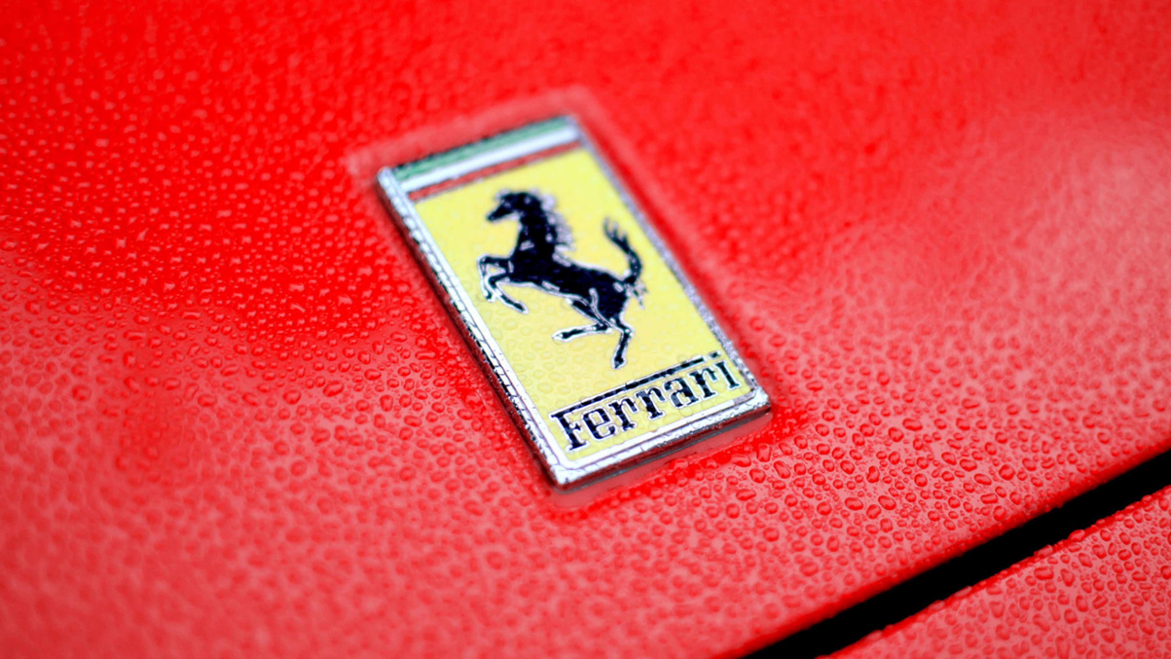 ¿Por qué tienen los Ferrari dos logos?