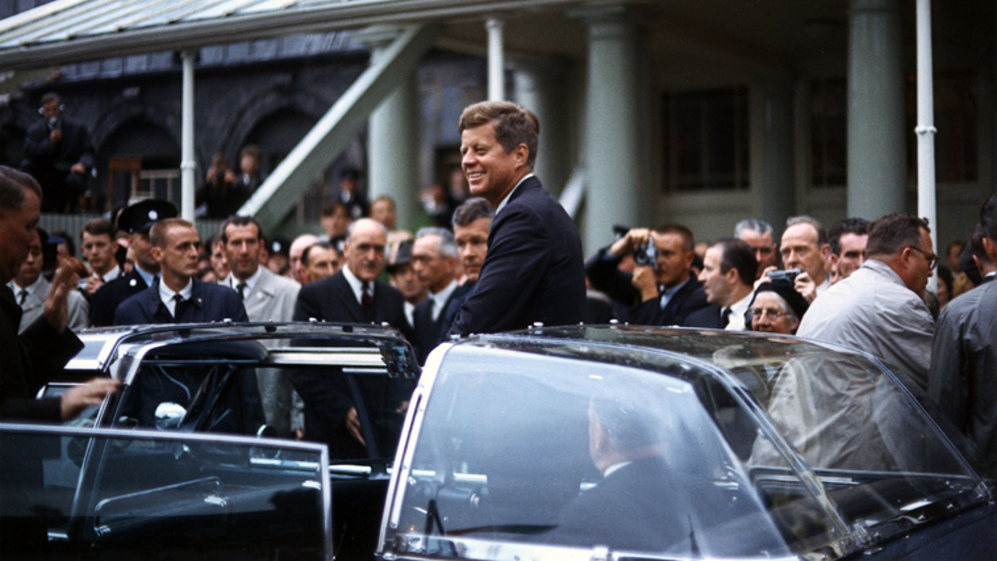 Robert Kennedy en su Lincoln
