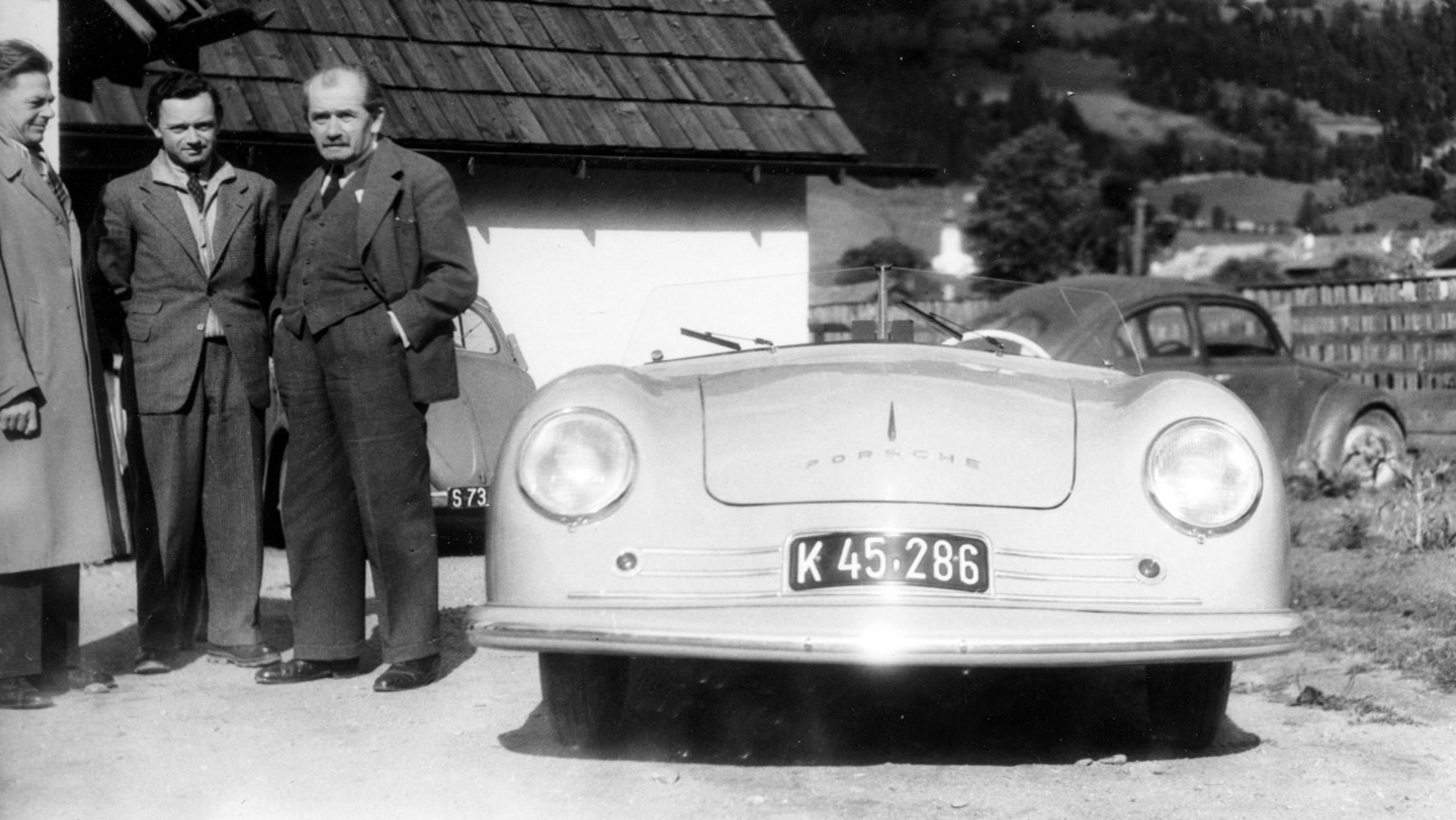 Erwin Komenda junto a Porsche padre e hijo... con el No. 1