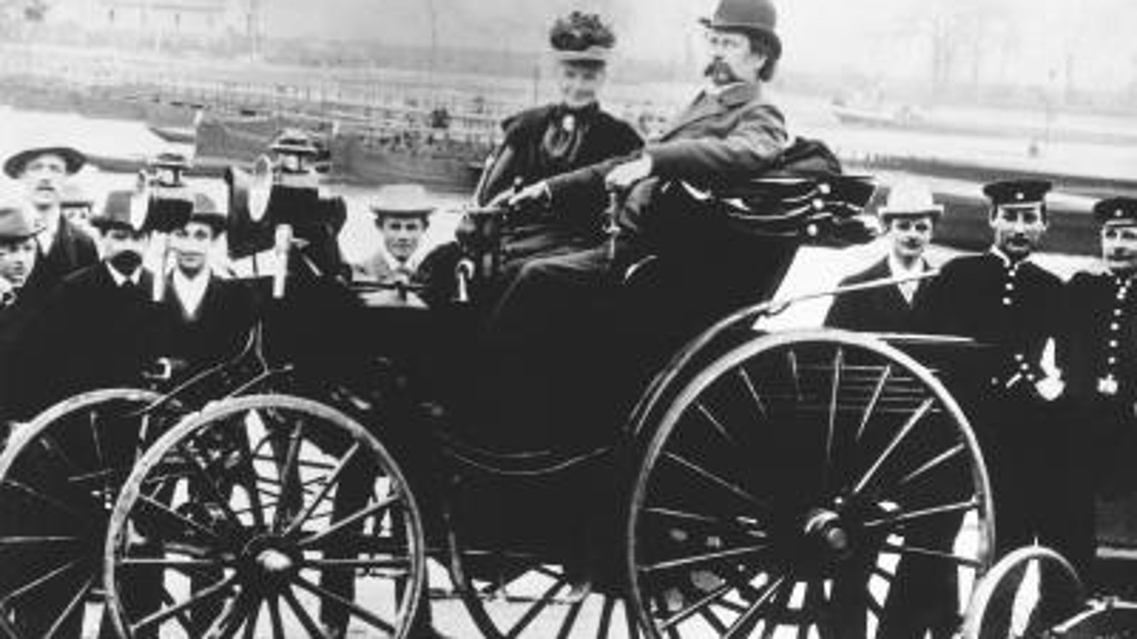 Primer viaje en coche.Bertha_Benz_with_her_husband_Carl_Benz_in_a_Benz-Viktoria,_model_1894