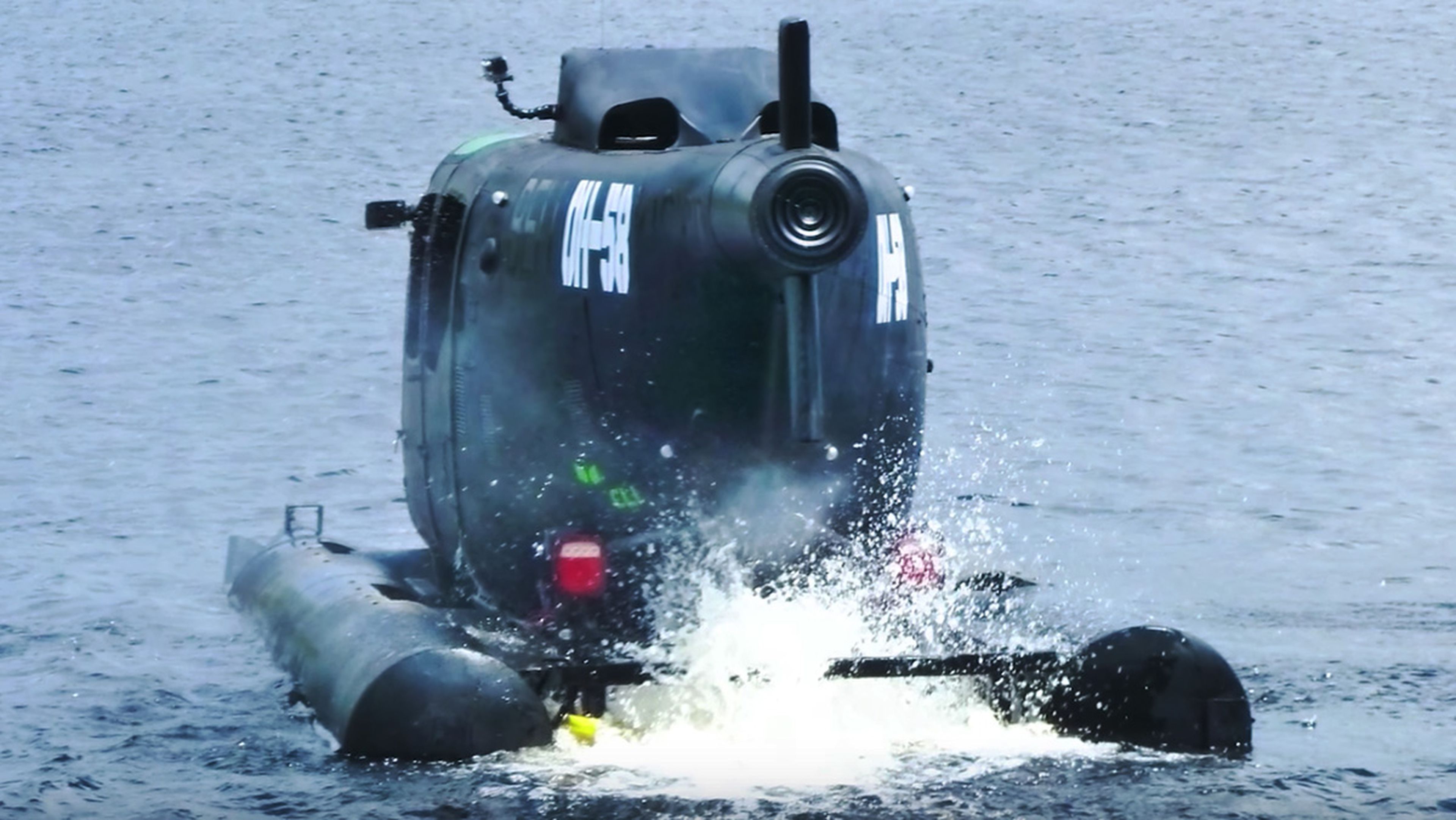 Un tipo ha transformado un helicóptero militar en un coche amfibio