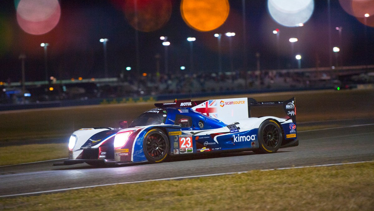 Daytona noche Siete horas después su compañero Lando Norris también tuvo que entrar en el garaje por otra incidencia. Alonso tomó el testigo del inglés en la prueba y... en los problemas en las 24 Horas de Daytona. De nuevo los frenos le hicieron detenerse dos veces más y estar parado una hora. Después mantuvo algunos duelos de altura con otros adversarios, demostrando que es un 'killer' del volante en cualquier asfalto.
