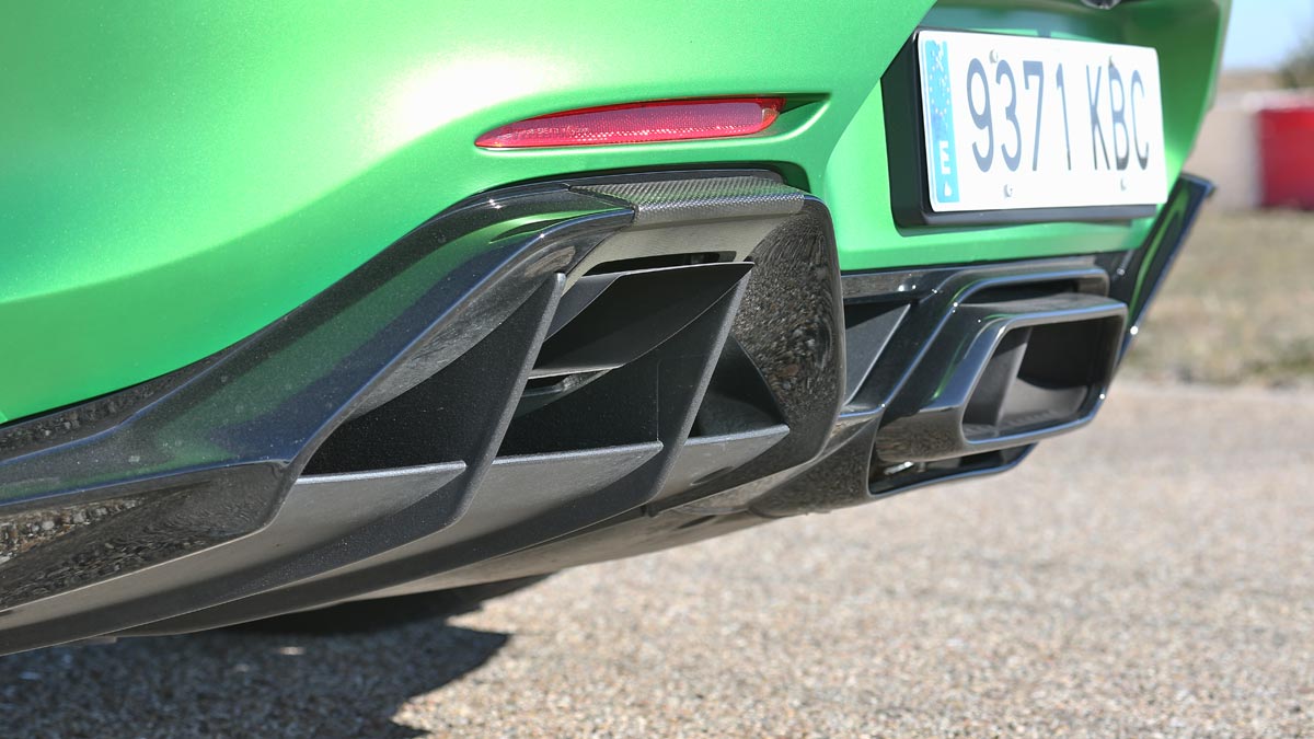 Prueba Mercedes-AMG GT R deportivo aleman AMG GT-R lujo circuito prestaciones verde mate
