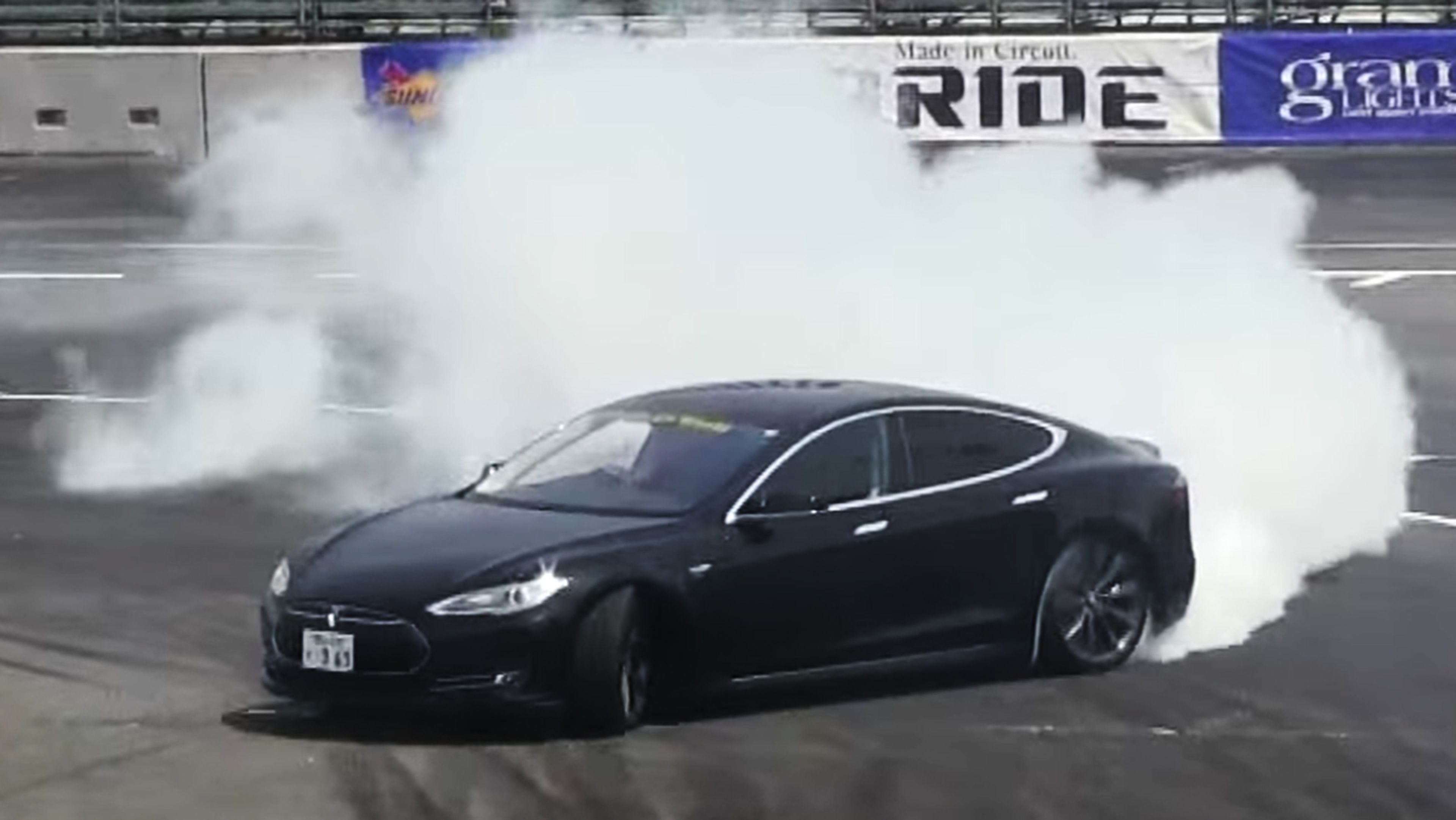 ¿Puede un Tesla Model S hacer drifting?