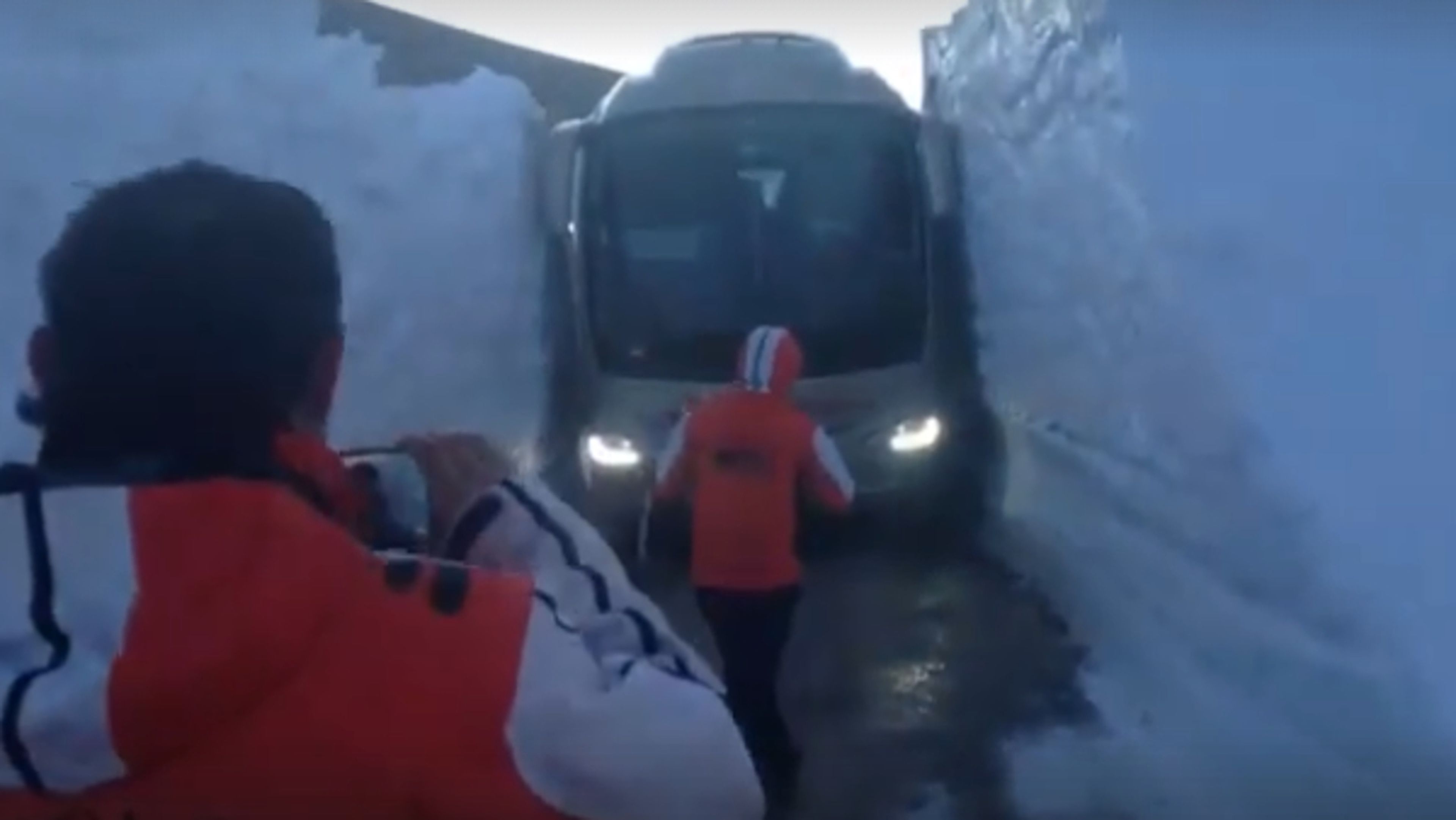 Un autocar supera dos paredes de nieve
